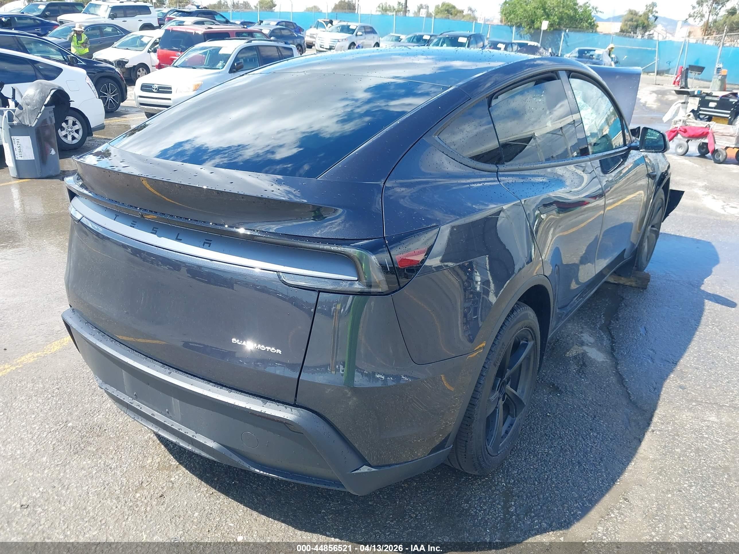 2026 Tesla Model Y All-wheel Drive/long Range Launch Series/premium All-wheel Drive Gray vin: 7SAYGDEE6TF571317