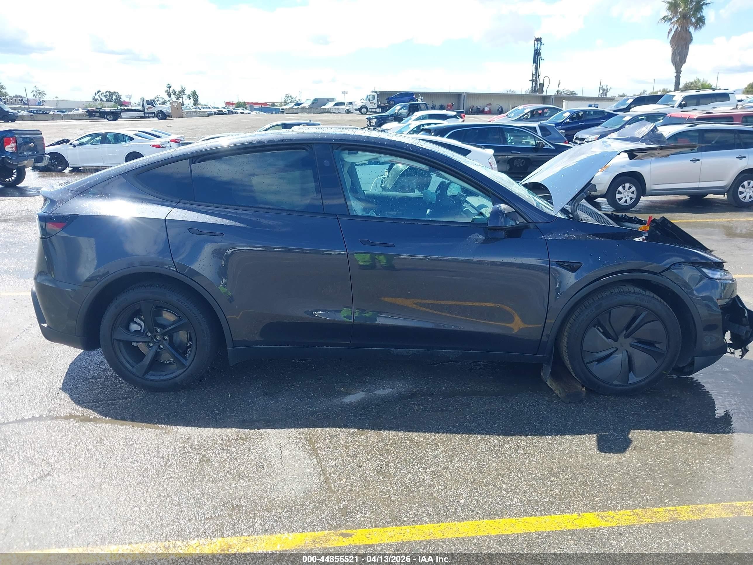 2026 Tesla Model Y All-wheel Drive/long Range Launch Series/premium All-wheel Drive Gray vin: 7SAYGDEE6TF571317