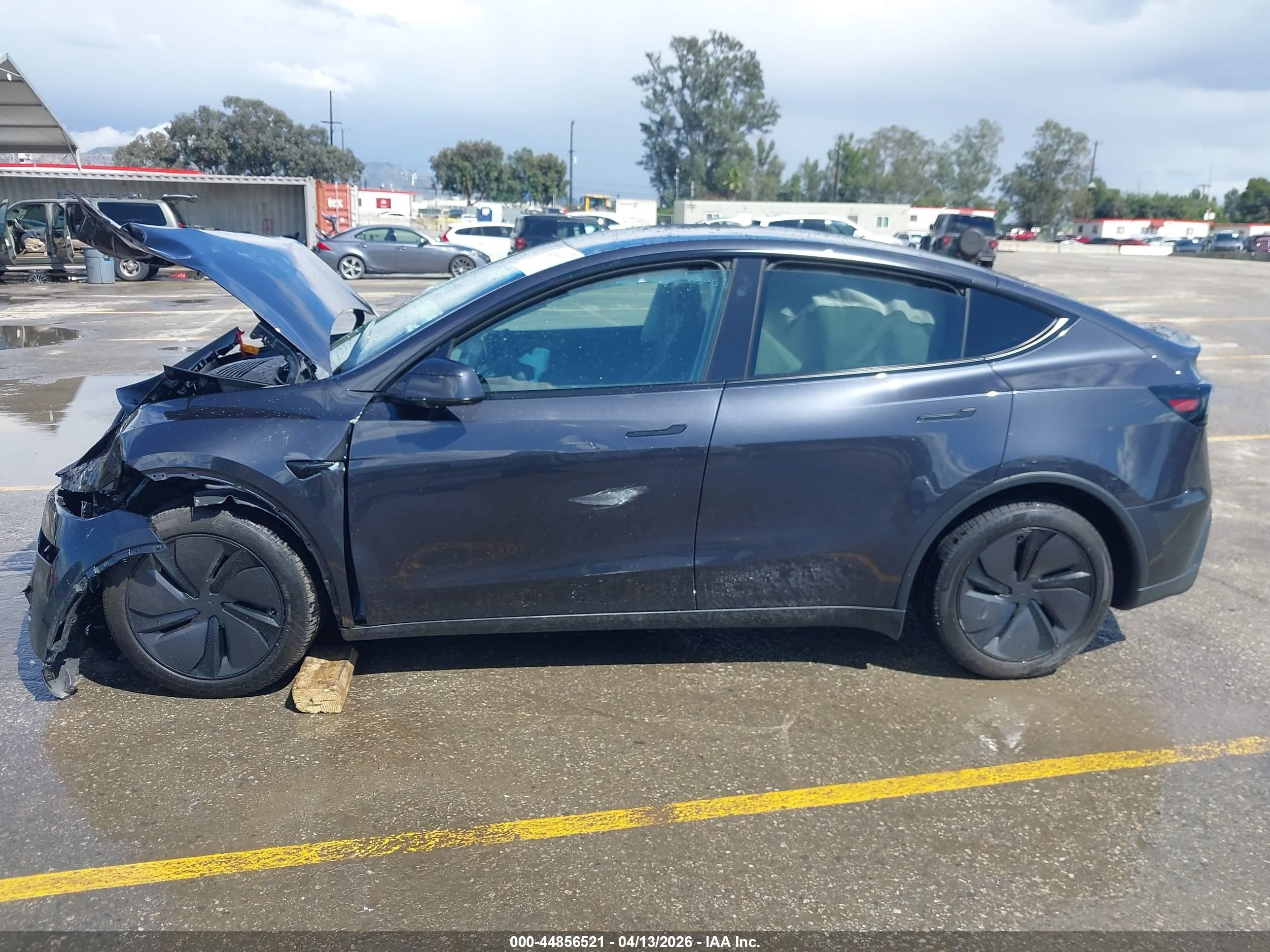 2026 Tesla Model Y All-wheel Drive/long Range Launch Series/premium All-wheel Drive Gray vin: 7SAYGDEE6TF571317