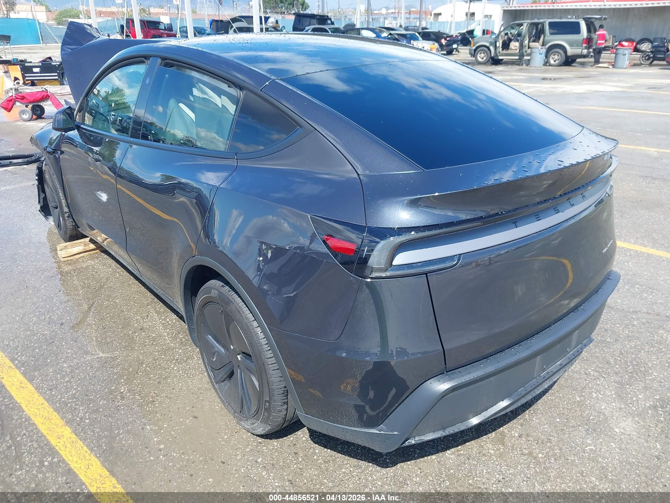 2026 Tesla Model Y All-wheel Drive/long Range Launch Series/premium All-wheel Drive Gray vin: 7SAYGDEE6TF571317