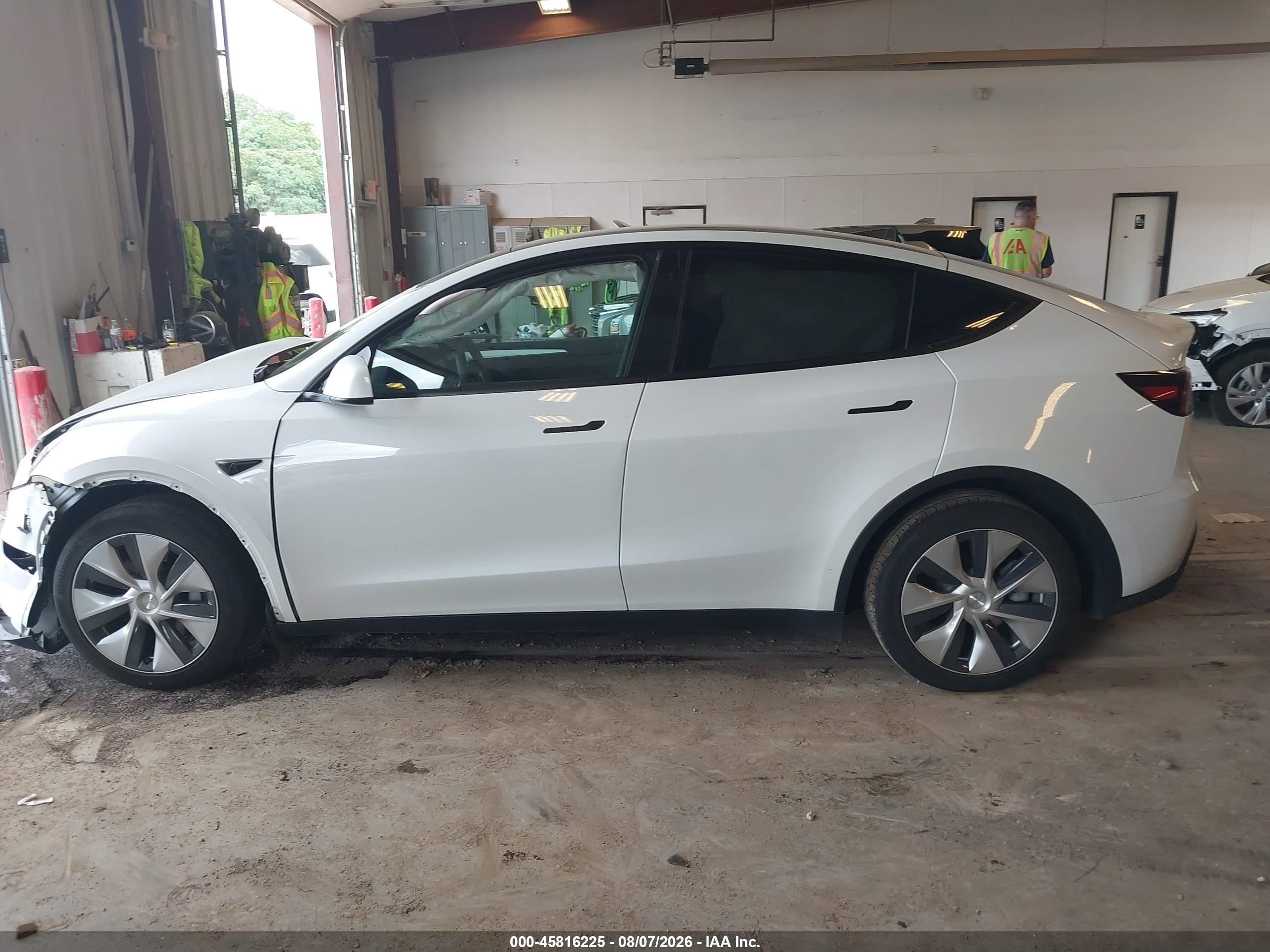 2023 Tesla Model Y Awd/long Range Dual Motor All-wheel Drive White vin: 7SAYGDEE7PF619509