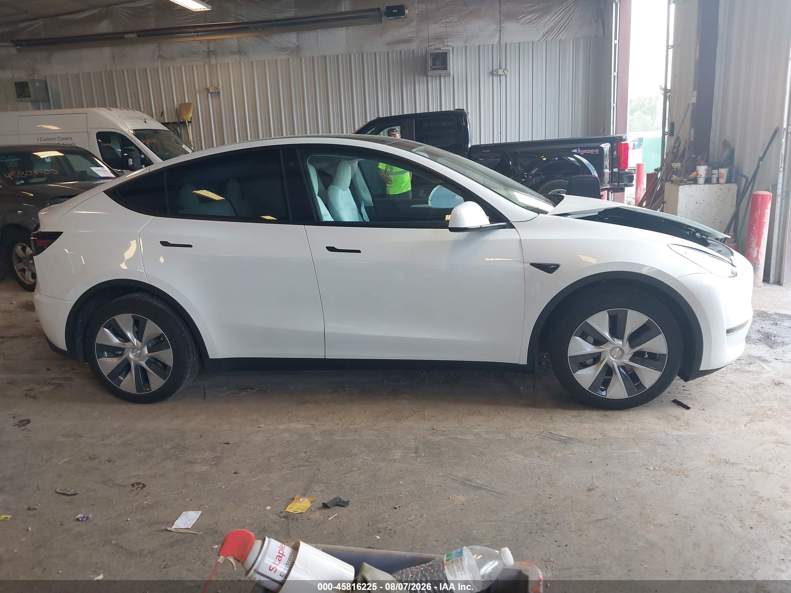 2023 Tesla Model Y Awd/long Range Dual Motor All-wheel Drive White vin: 7SAYGDEE7PF619509
