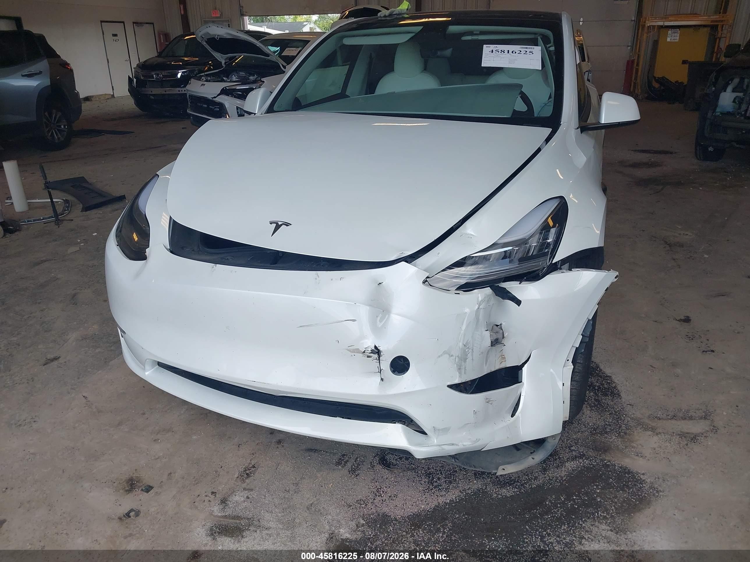 2023 Tesla Model Y Awd/long Range Dual Motor All-wheel Drive White vin: 7SAYGDEE7PF619509