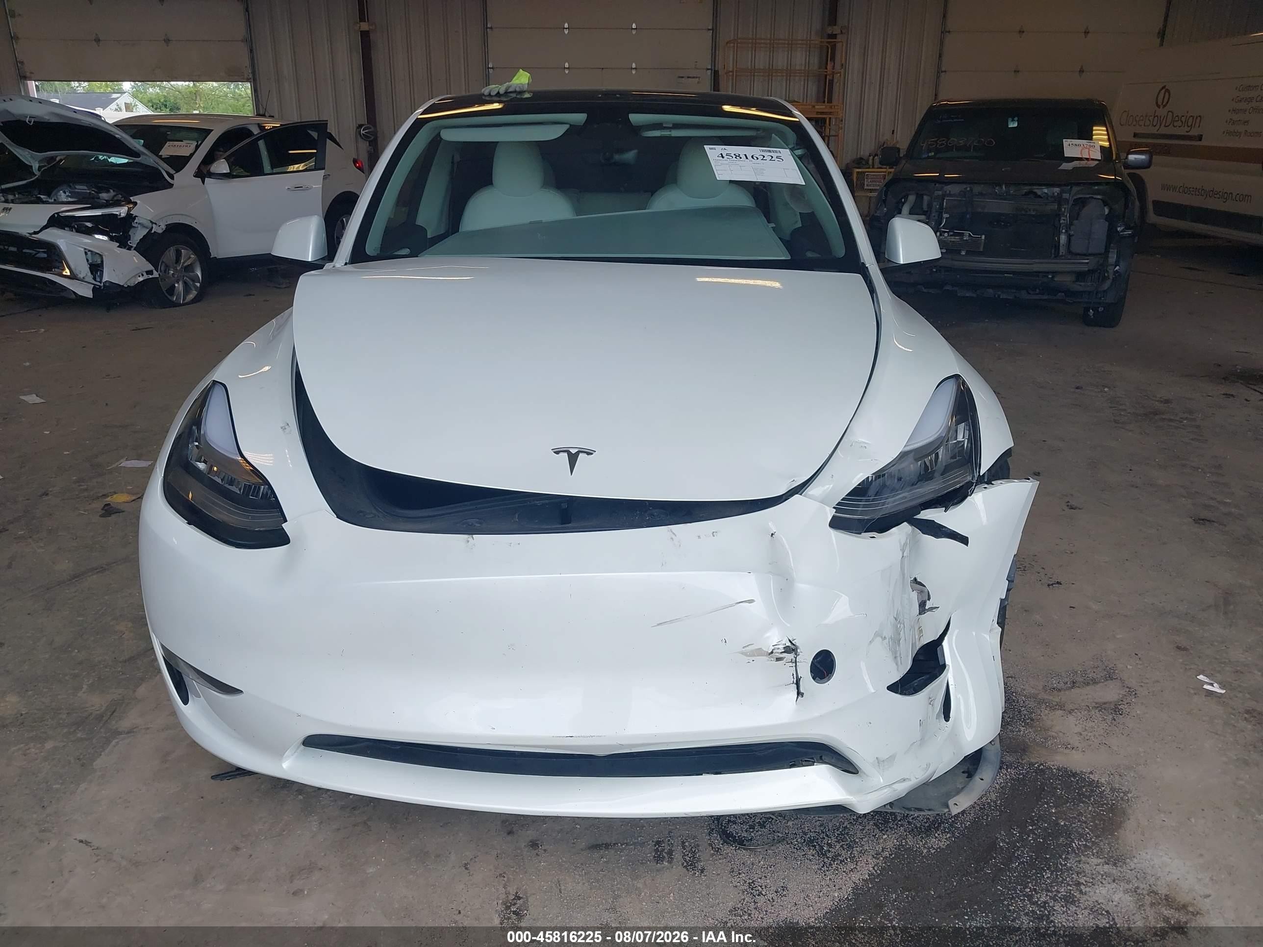 2023 Tesla Model Y Awd/long Range Dual Motor All-wheel Drive White vin: 7SAYGDEE7PF619509