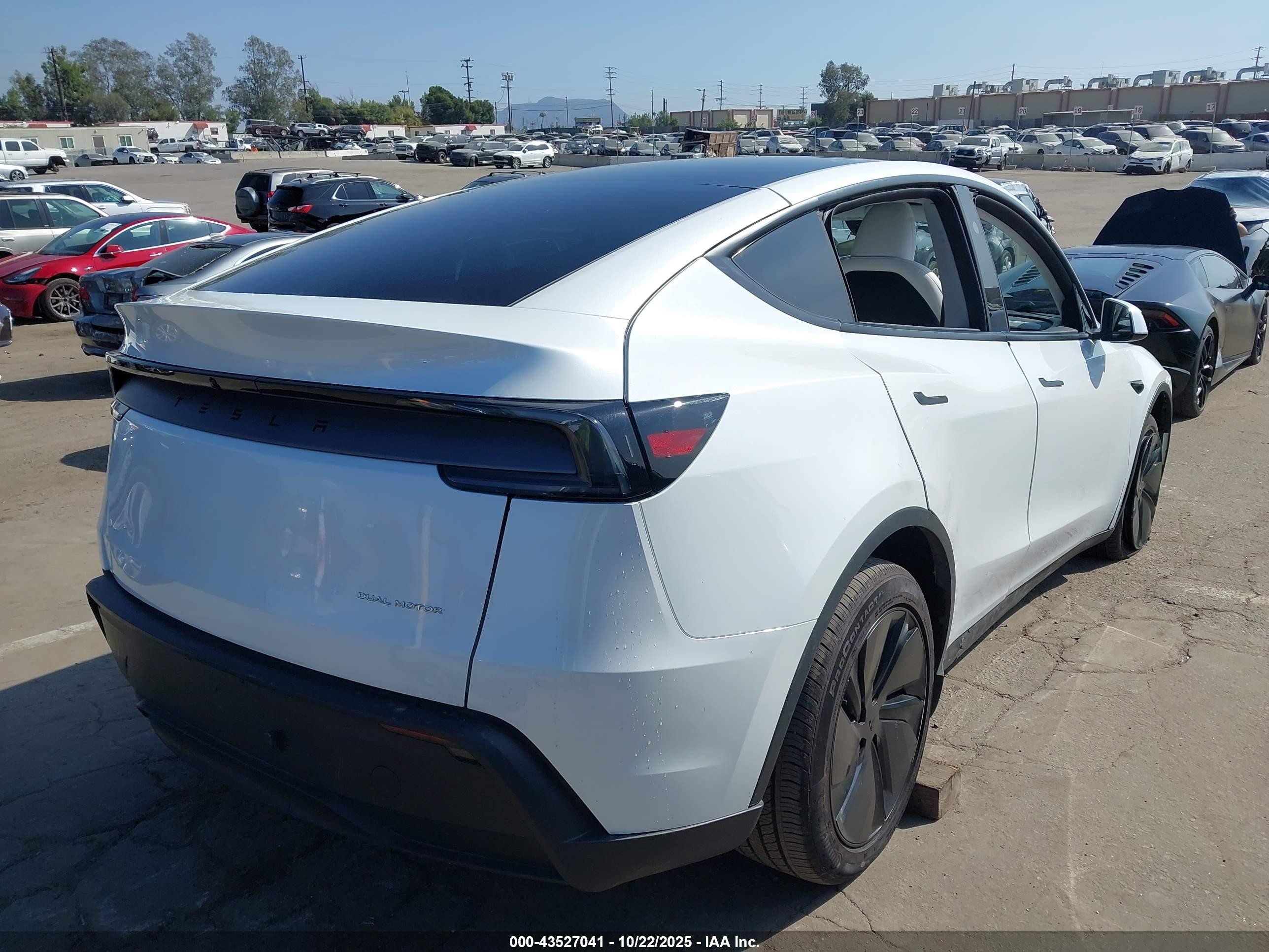 2026 Tesla Model Y Long Range Dual Motor All-wheel Drive/long Range Launch Series Белый vin: 7SAYGDEE7TF348543