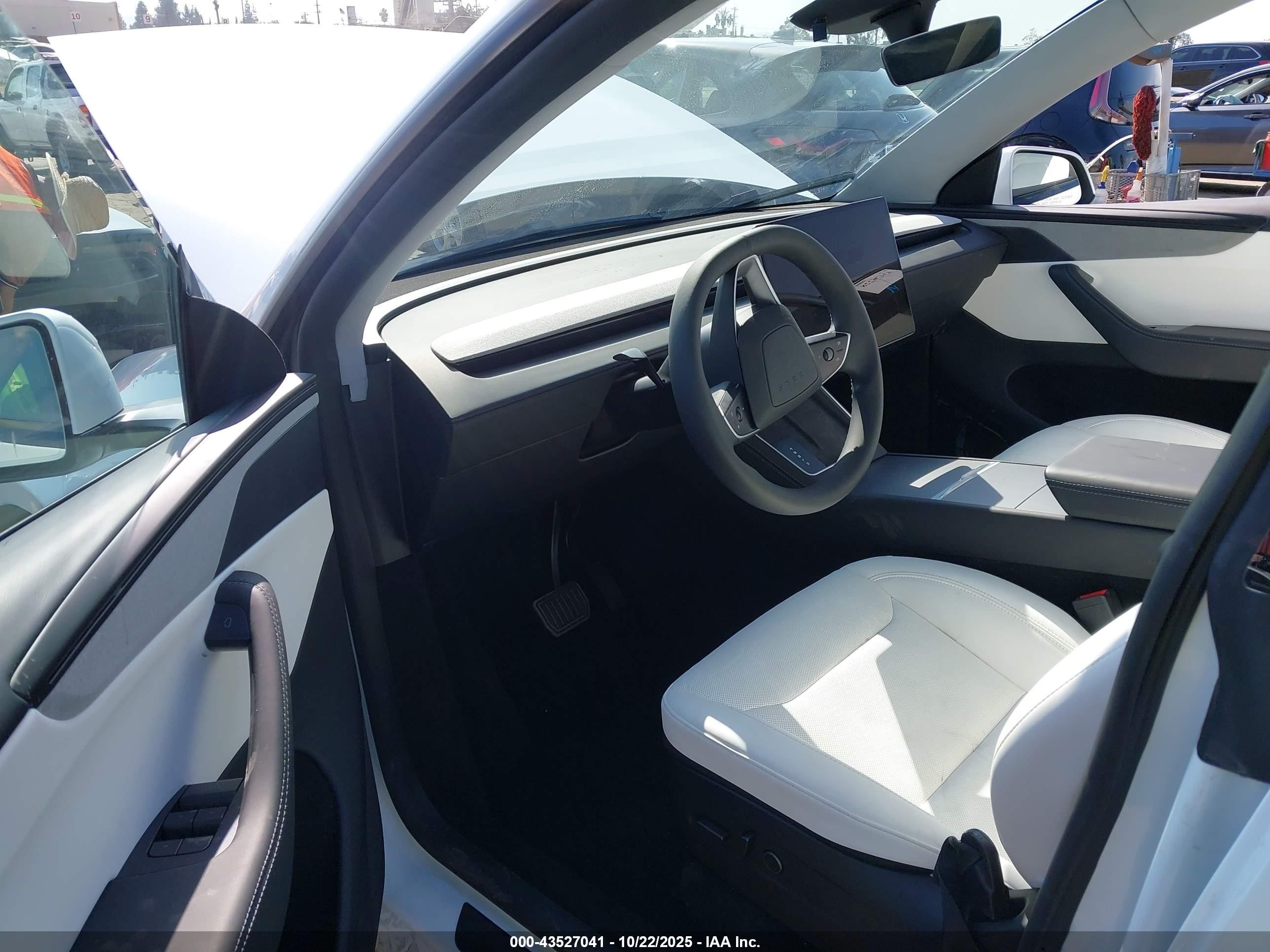 2026 Tesla Model Y Long Range Dual Motor All-wheel Drive/long Range Launch Series Белый vin: 7SAYGDEE7TF348543