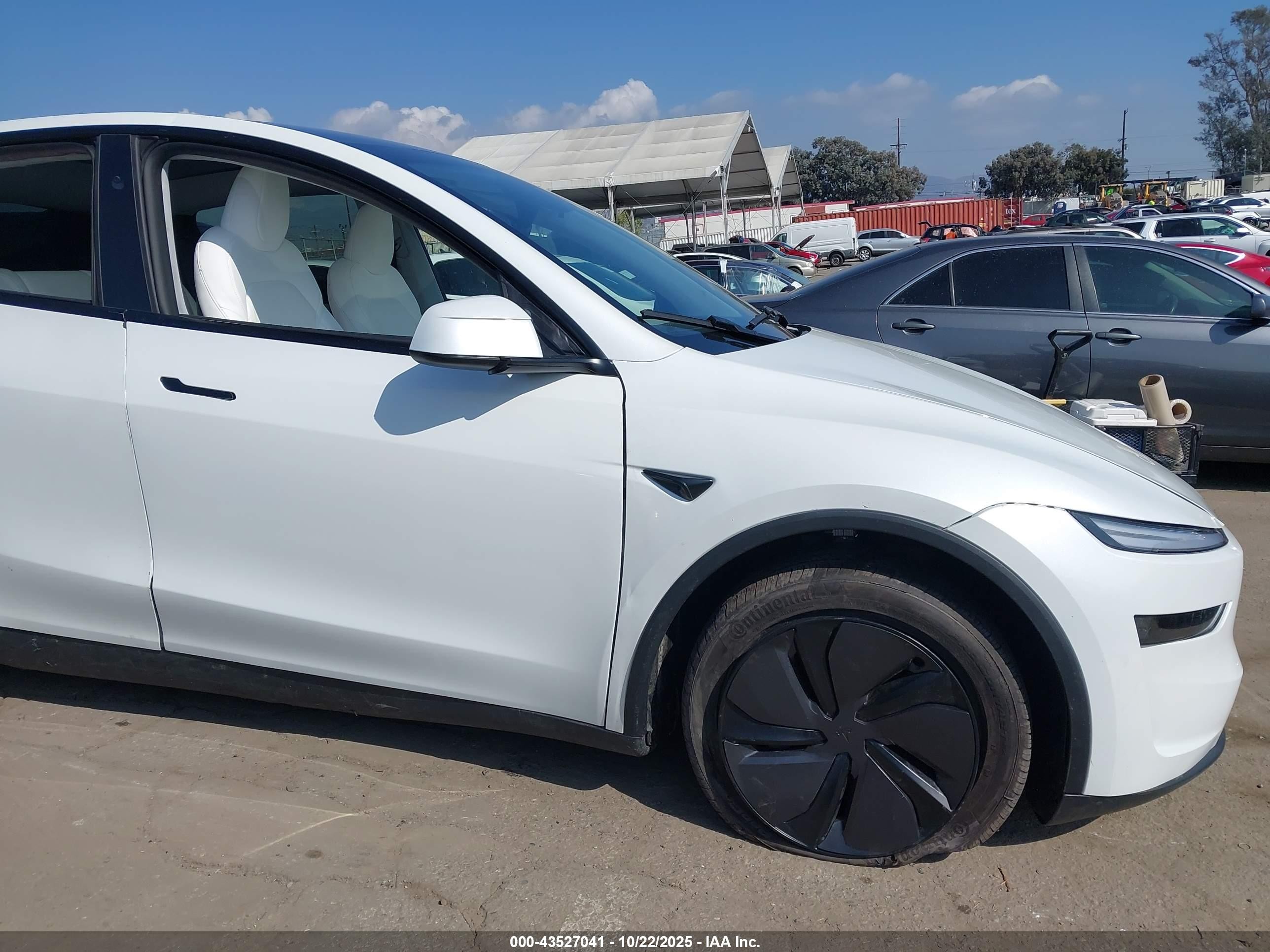 2026 Tesla Model Y Long Range Dual Motor All-wheel Drive/long Range Launch Series Белый vin: 7SAYGDEE7TF348543