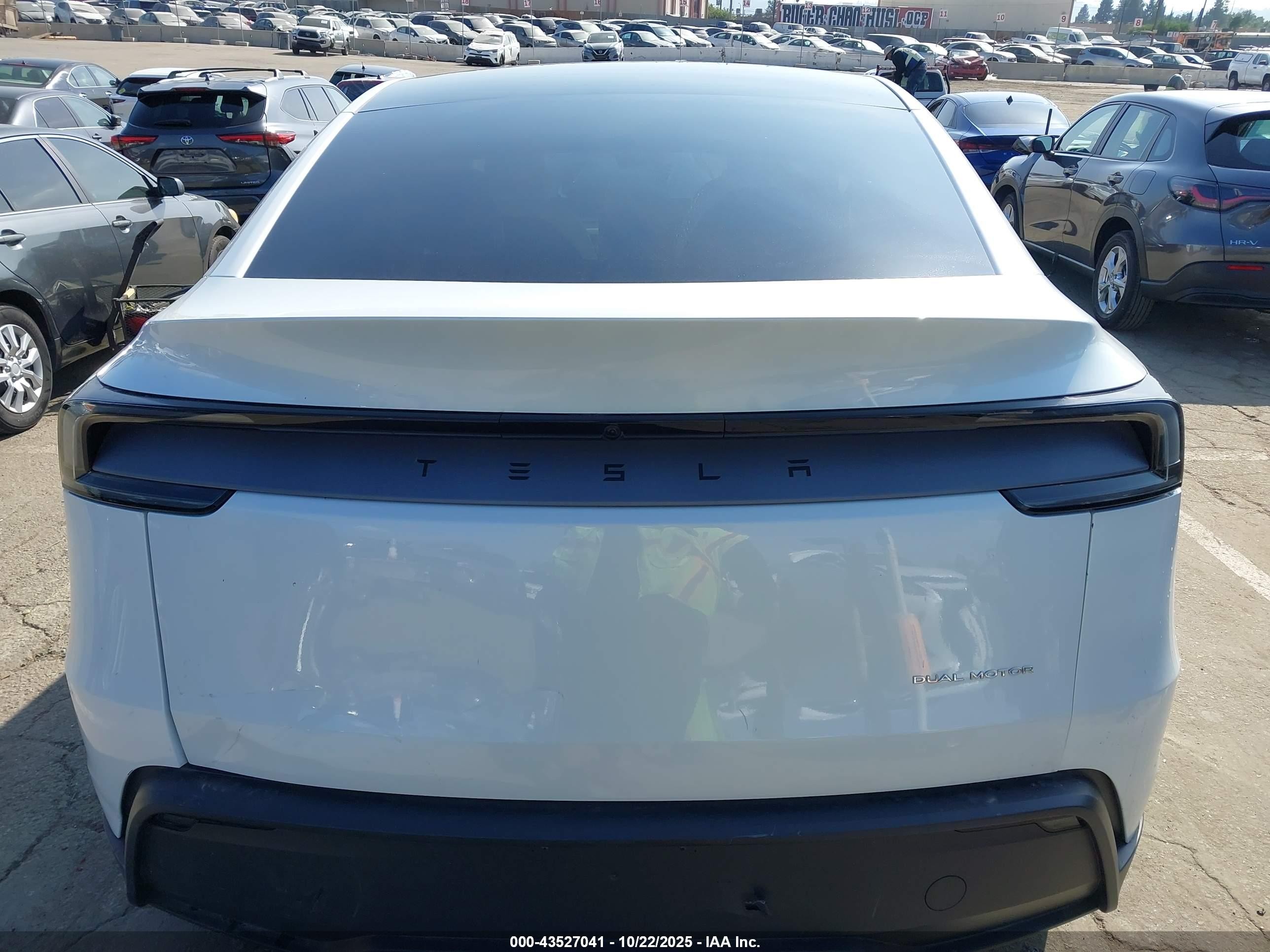 2026 Tesla Model Y Long Range Dual Motor All-wheel Drive/long Range Launch Series Белый vin: 7SAYGDEE7TF348543