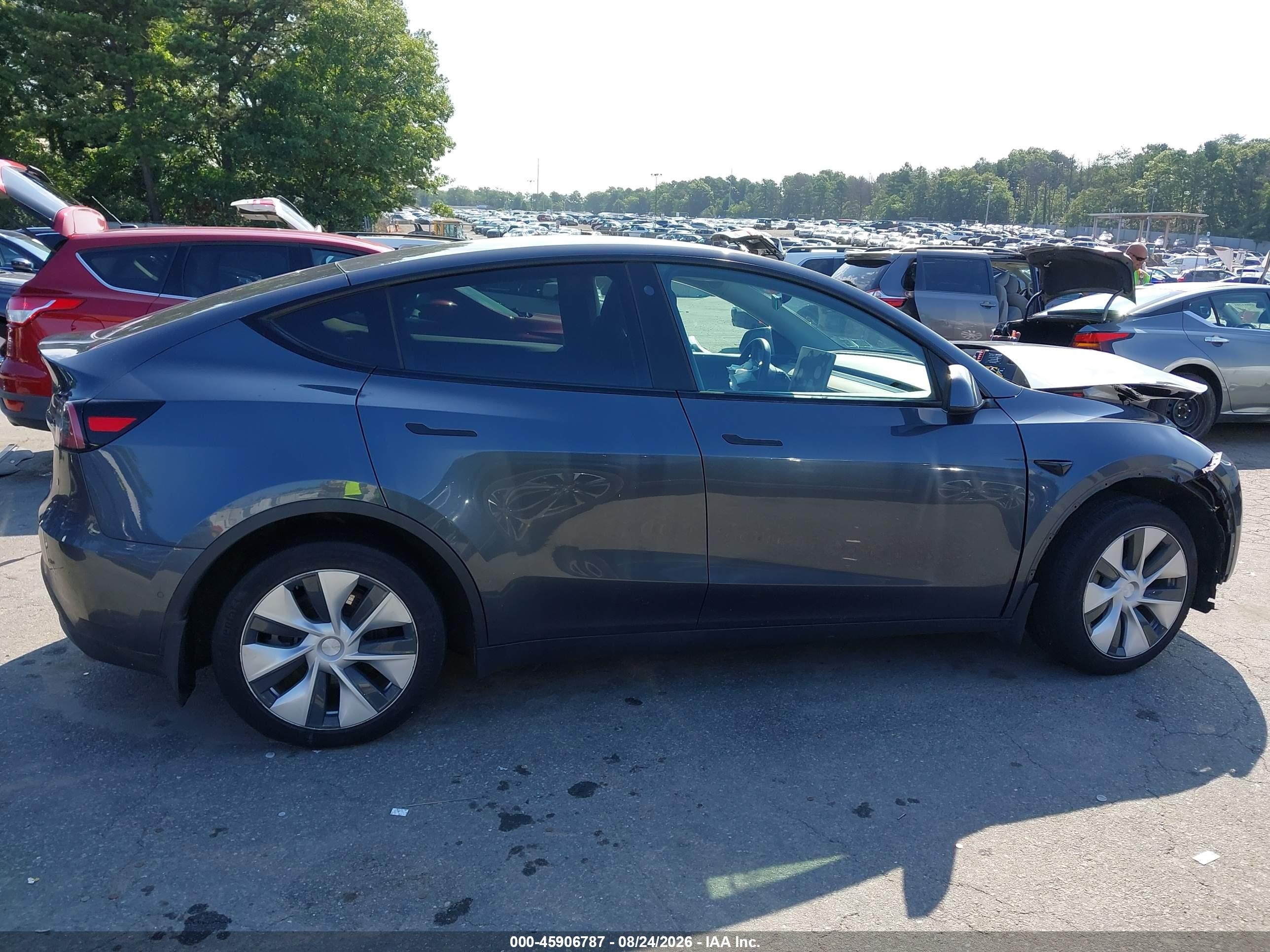 2022 Tesla Model Y Long Range Dual Motor All-wheel Drive Gray vin: 7SAYGDEE8NF354029