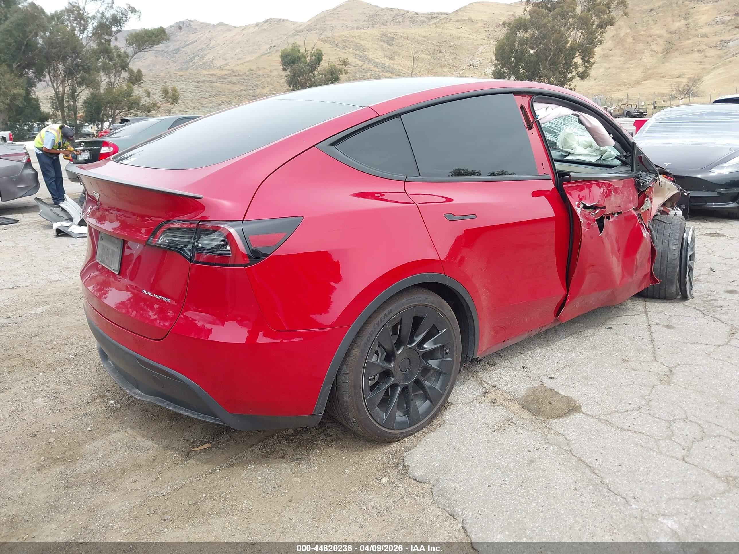 2023 Tesla Model Y   Red vin: 7SAYGDEE8PA118674