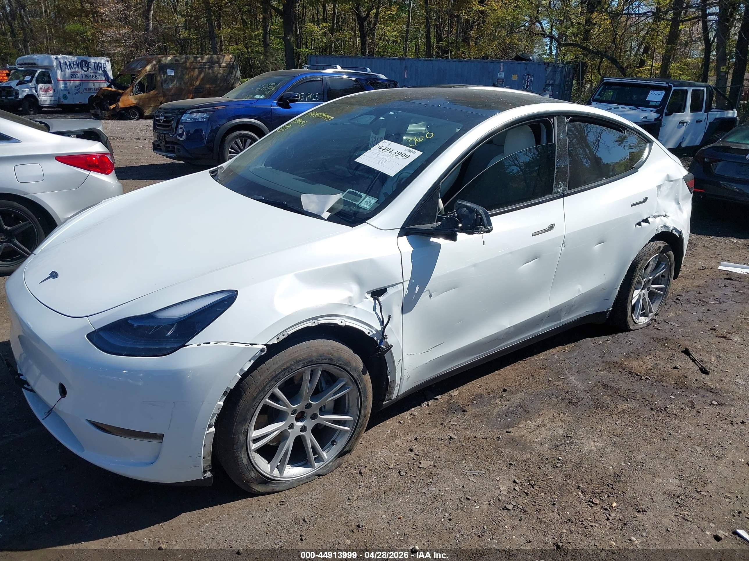 2023 Tesla Model Y Awd/long Range Dual Motor All-wheel Drive White vin: 7SAYGDEE8PF802868