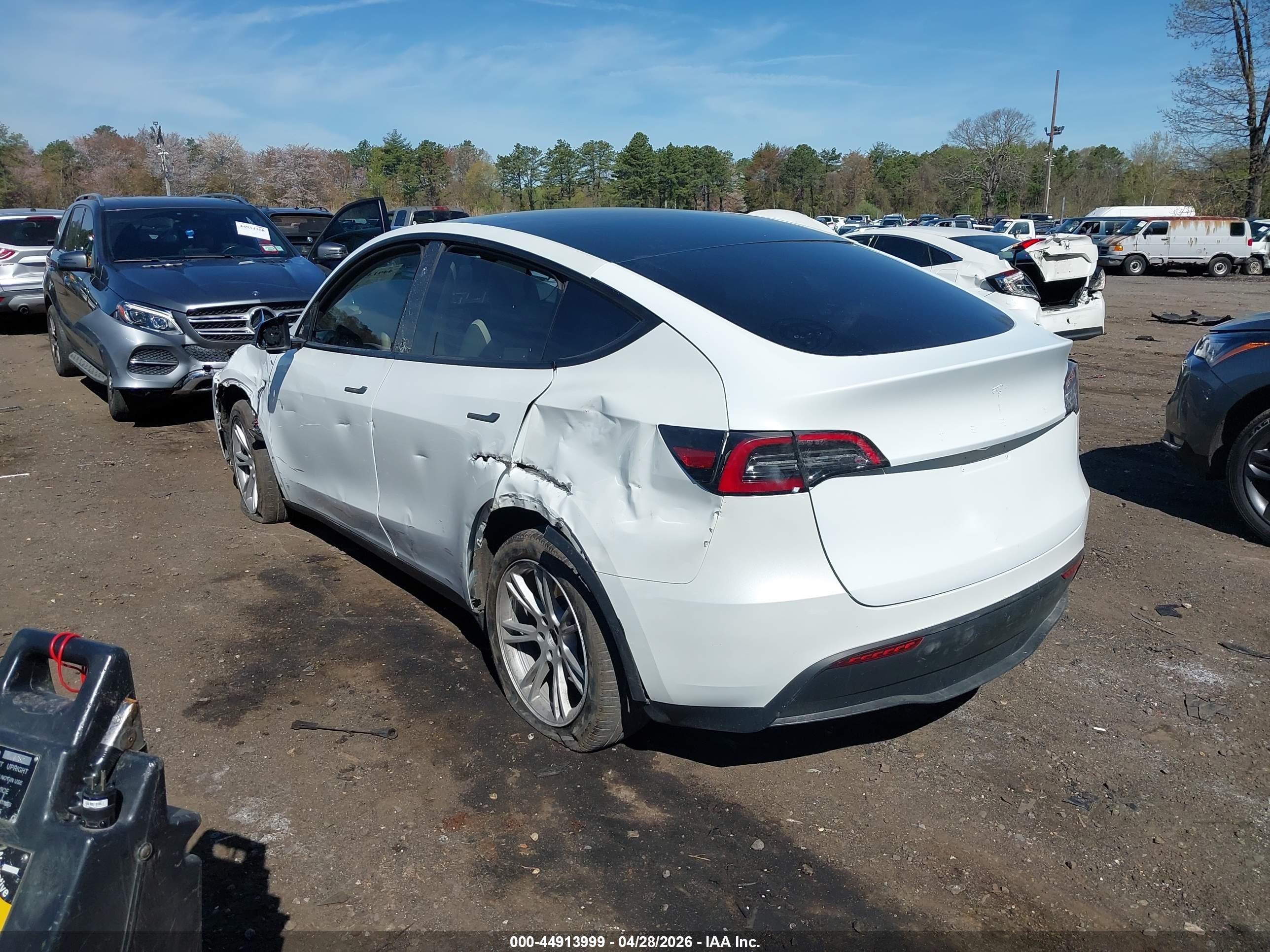 2023 Tesla Model Y Awd/long Range Dual Motor All-wheel Drive White vin: 7SAYGDEE8PF802868