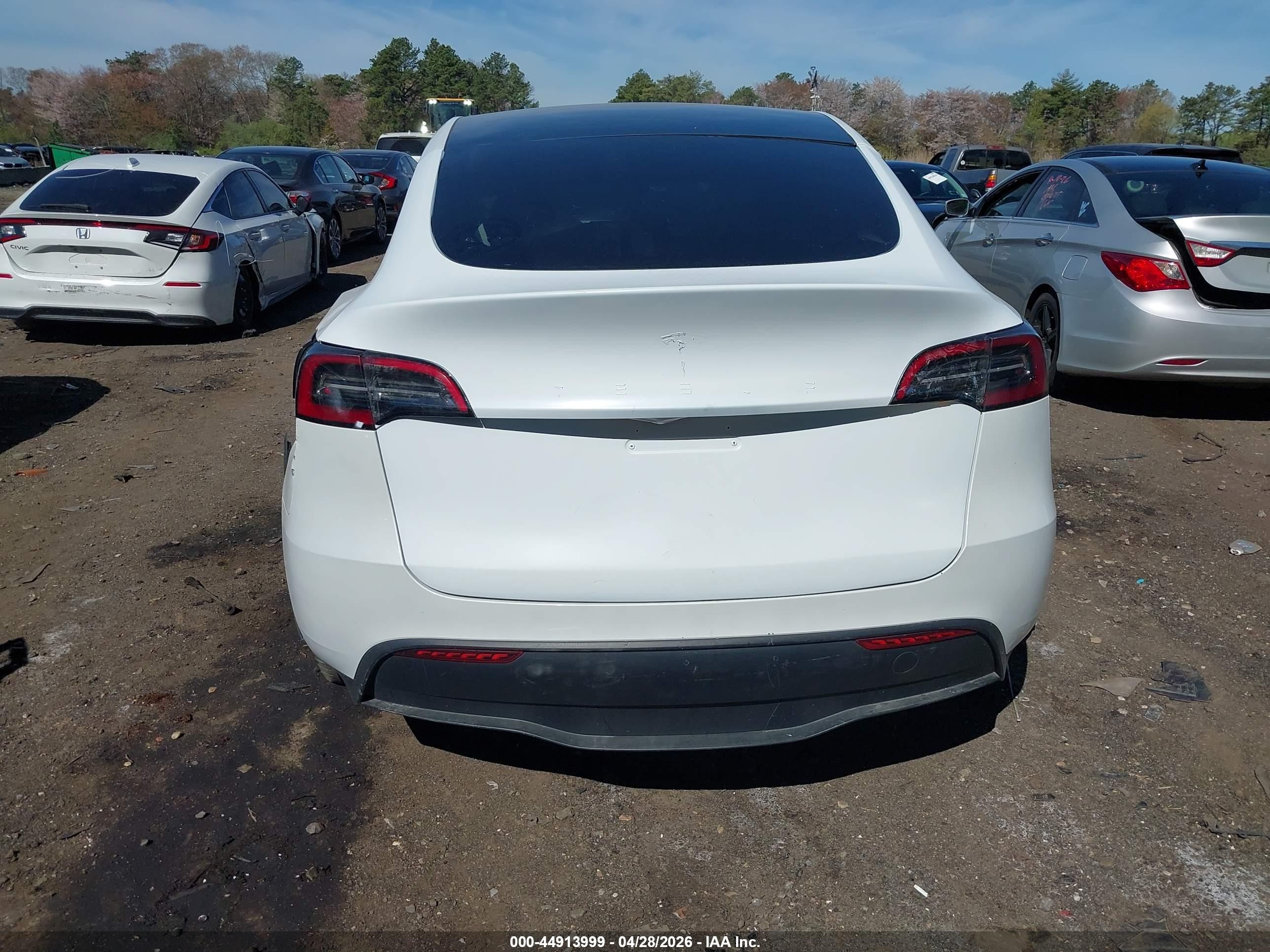 2023 Tesla Model Y Awd/long Range Dual Motor All-wheel Drive White vin: 7SAYGDEE8PF802868