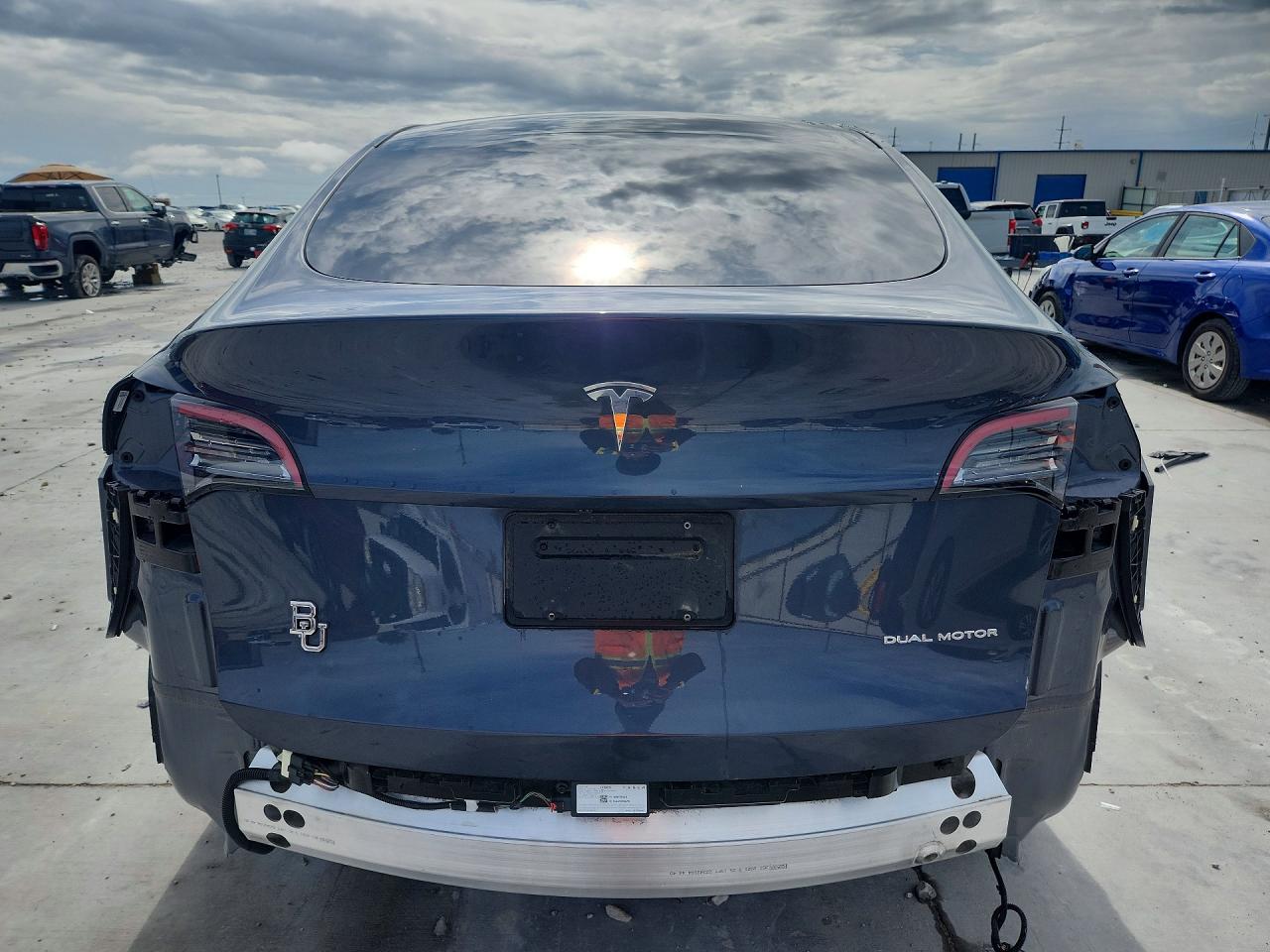 2022 Tesla Model Y Gray vin: 7SAYGDEE9NA002512