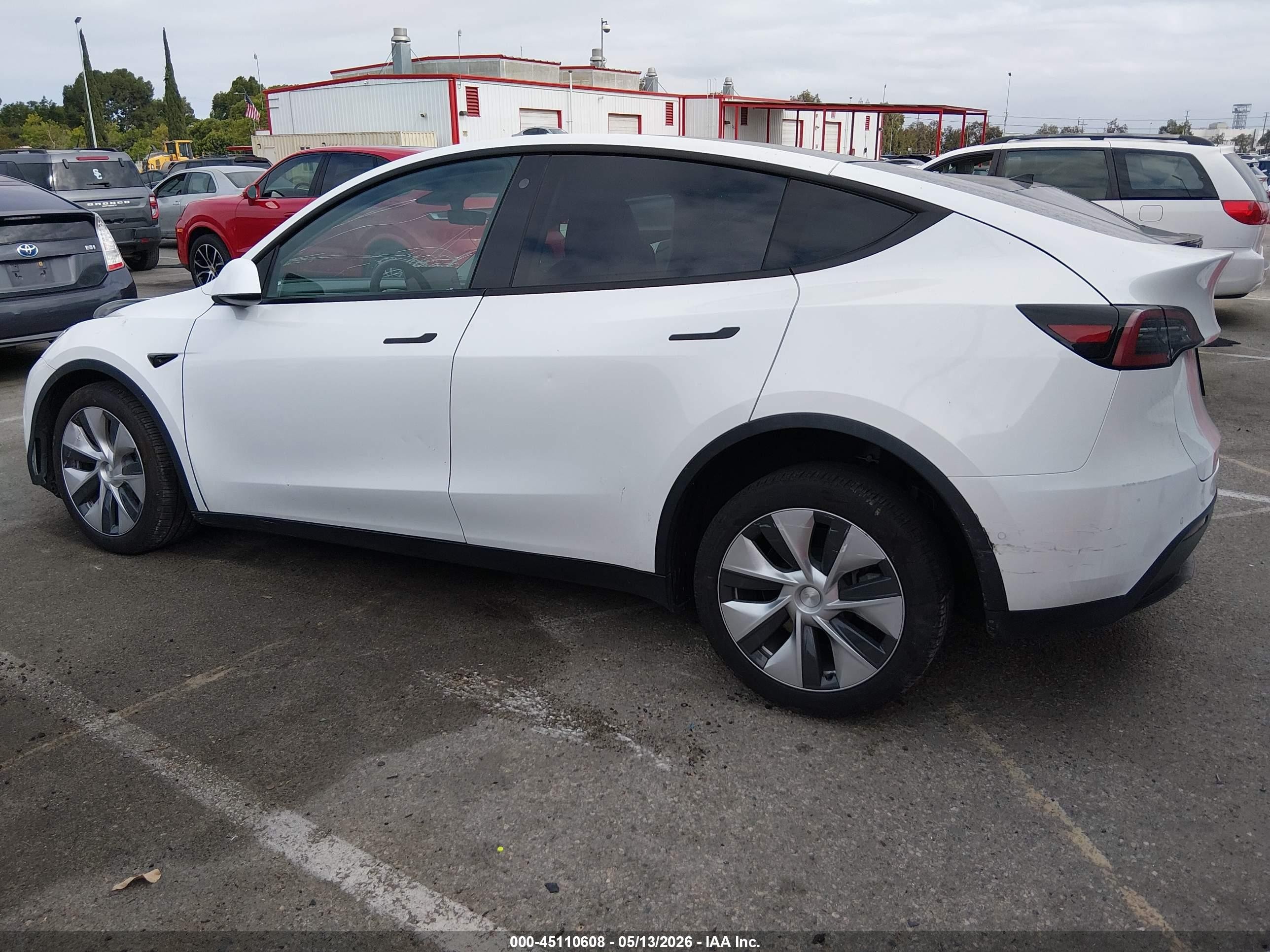 2022 Tesla Model Y Long Range Dual Motor All-wheel Drive White vin: 7SAYGDEE9NF336655