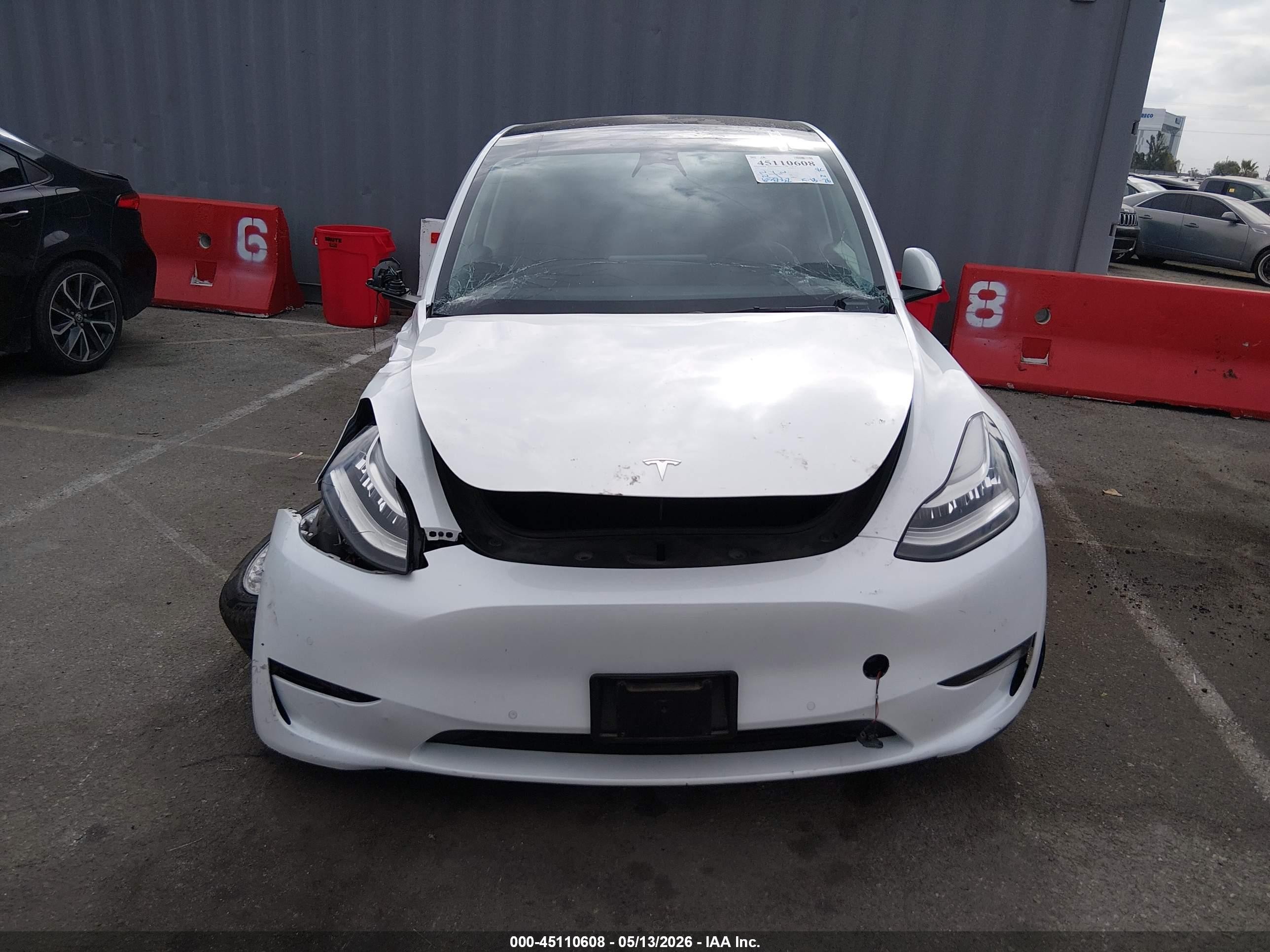 2022 Tesla Model Y Long Range Dual Motor All-wheel Drive White vin: 7SAYGDEE9NF336655