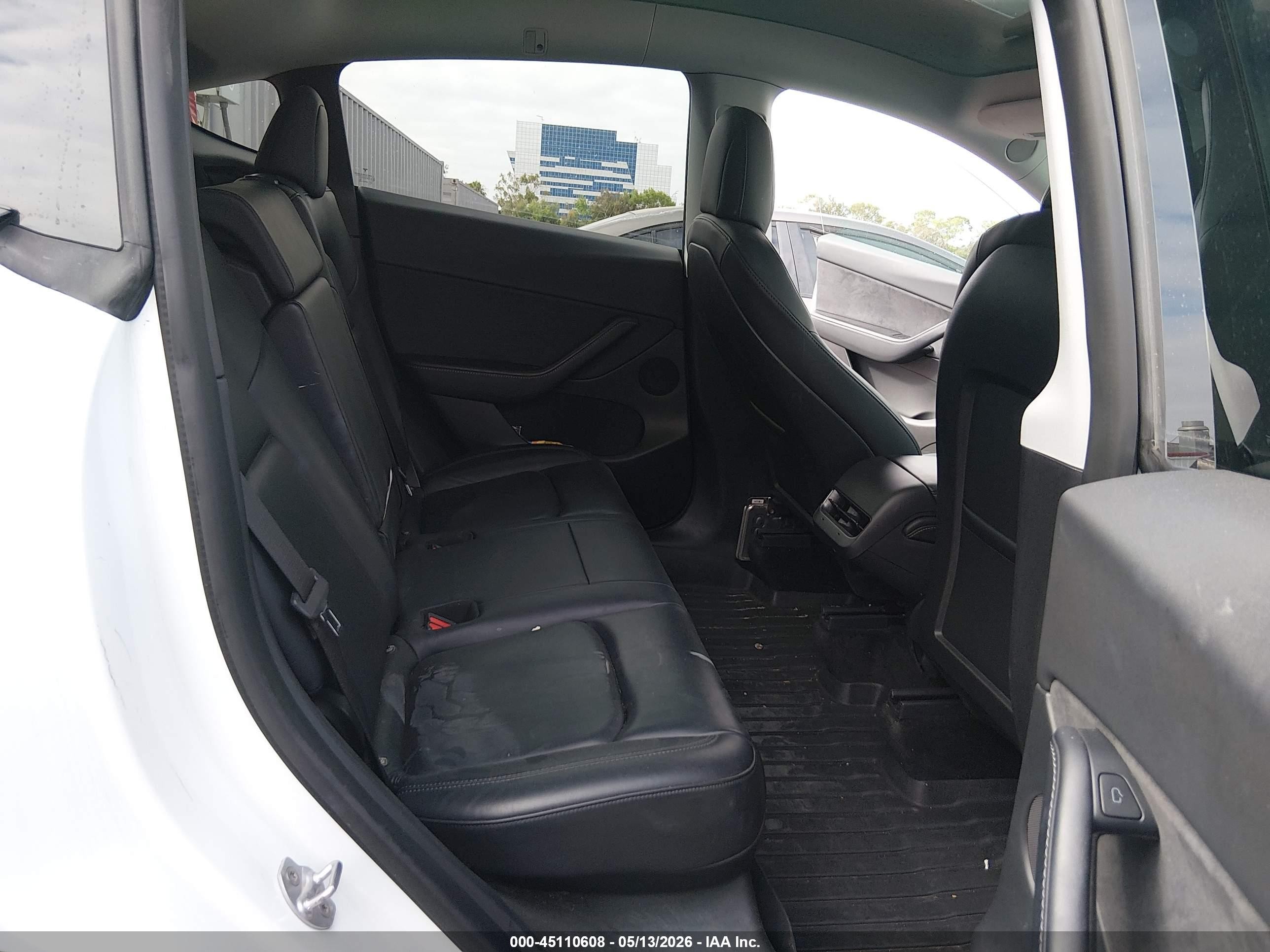 2022 Tesla Model Y Long Range Dual Motor All-wheel Drive White vin: 7SAYGDEE9NF336655