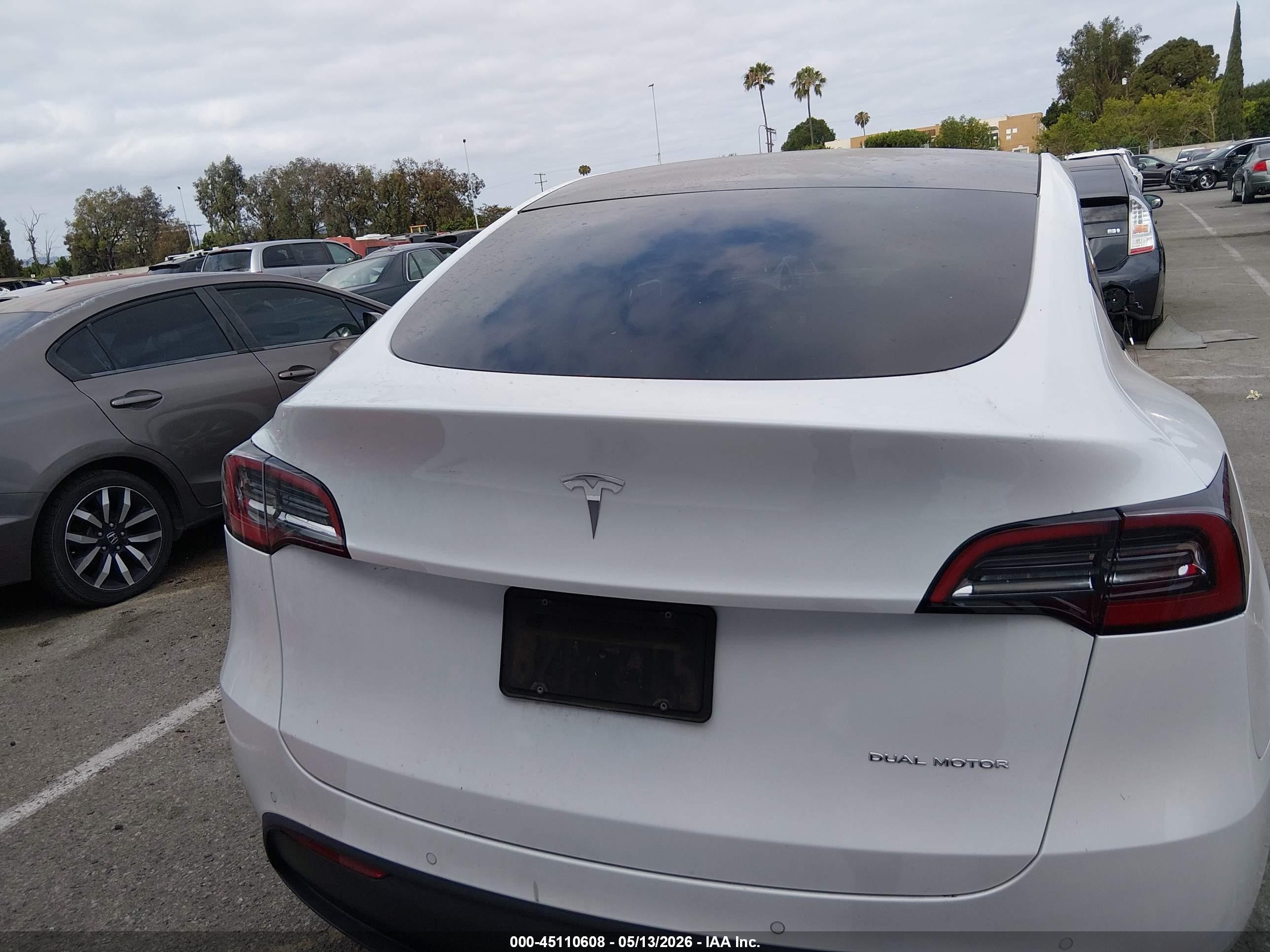 2022 Tesla Model Y Long Range Dual Motor All-wheel Drive White vin: 7SAYGDEE9NF336655
