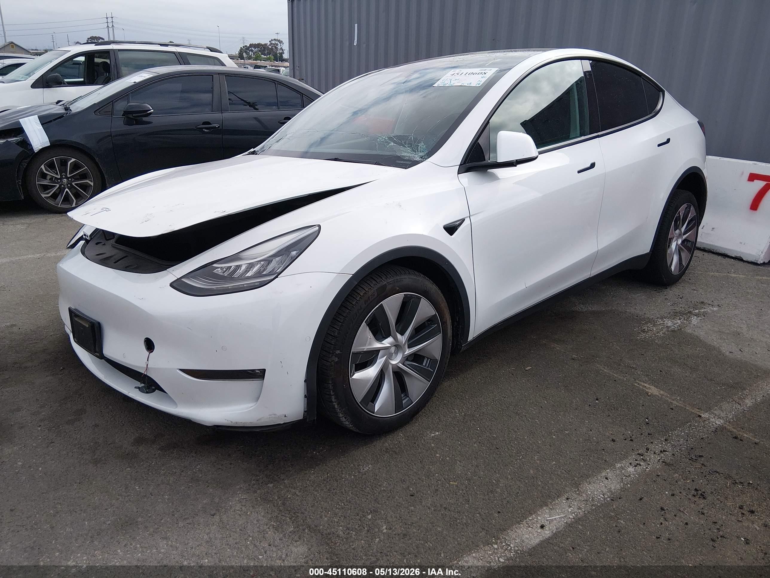 2022 Tesla Model Y Long Range Dual Motor All-wheel Drive White vin: 7SAYGDEE9NF336655