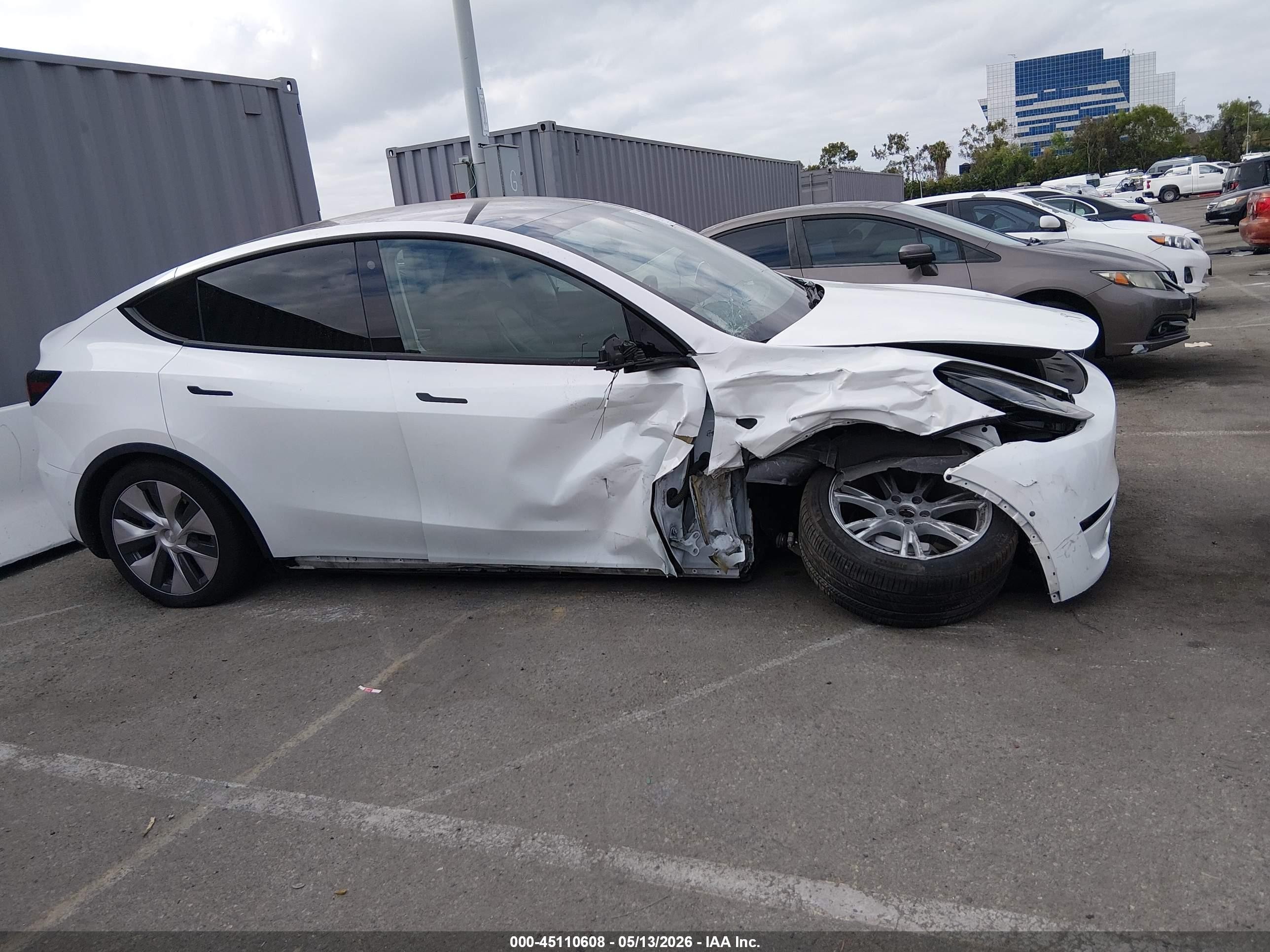 2022 Tesla Model Y Long Range Dual Motor All-wheel Drive White vin: 7SAYGDEE9NF336655