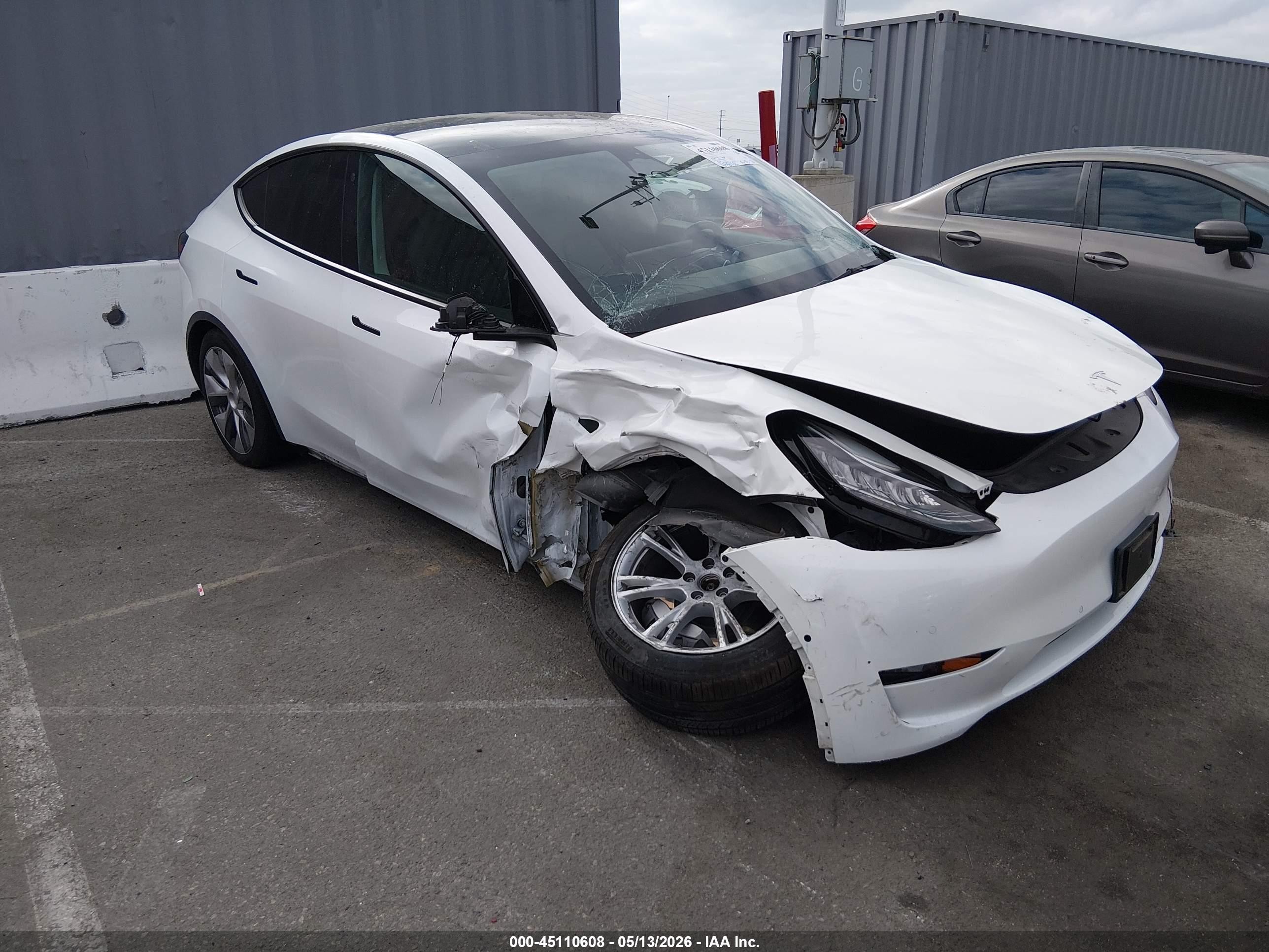 2022 Tesla Model Y Long Range Dual Motor All-wheel Drive White vin: 7SAYGDEE9NF336655