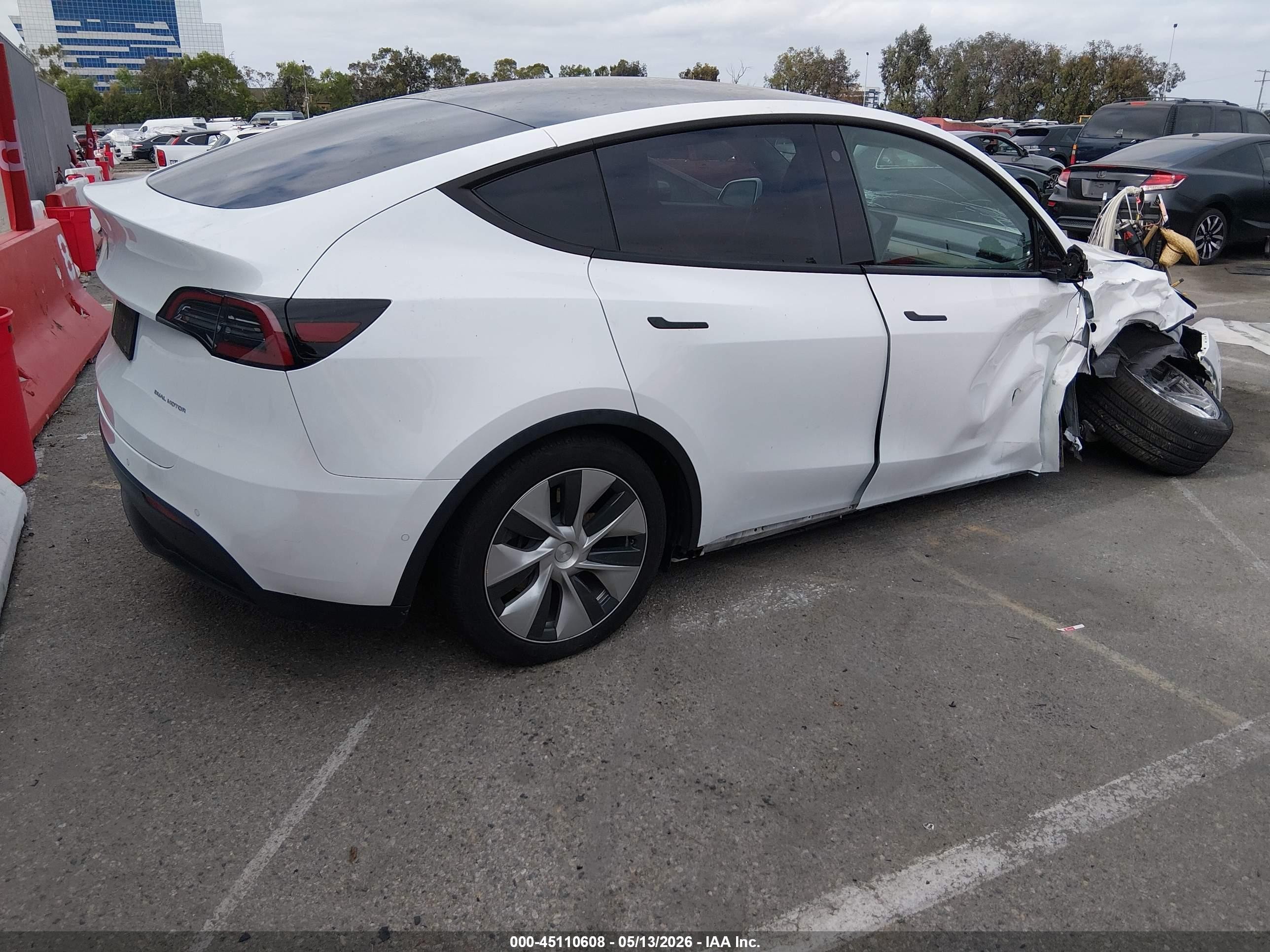 2022 Tesla Model Y Long Range Dual Motor All-wheel Drive White vin: 7SAYGDEE9NF336655