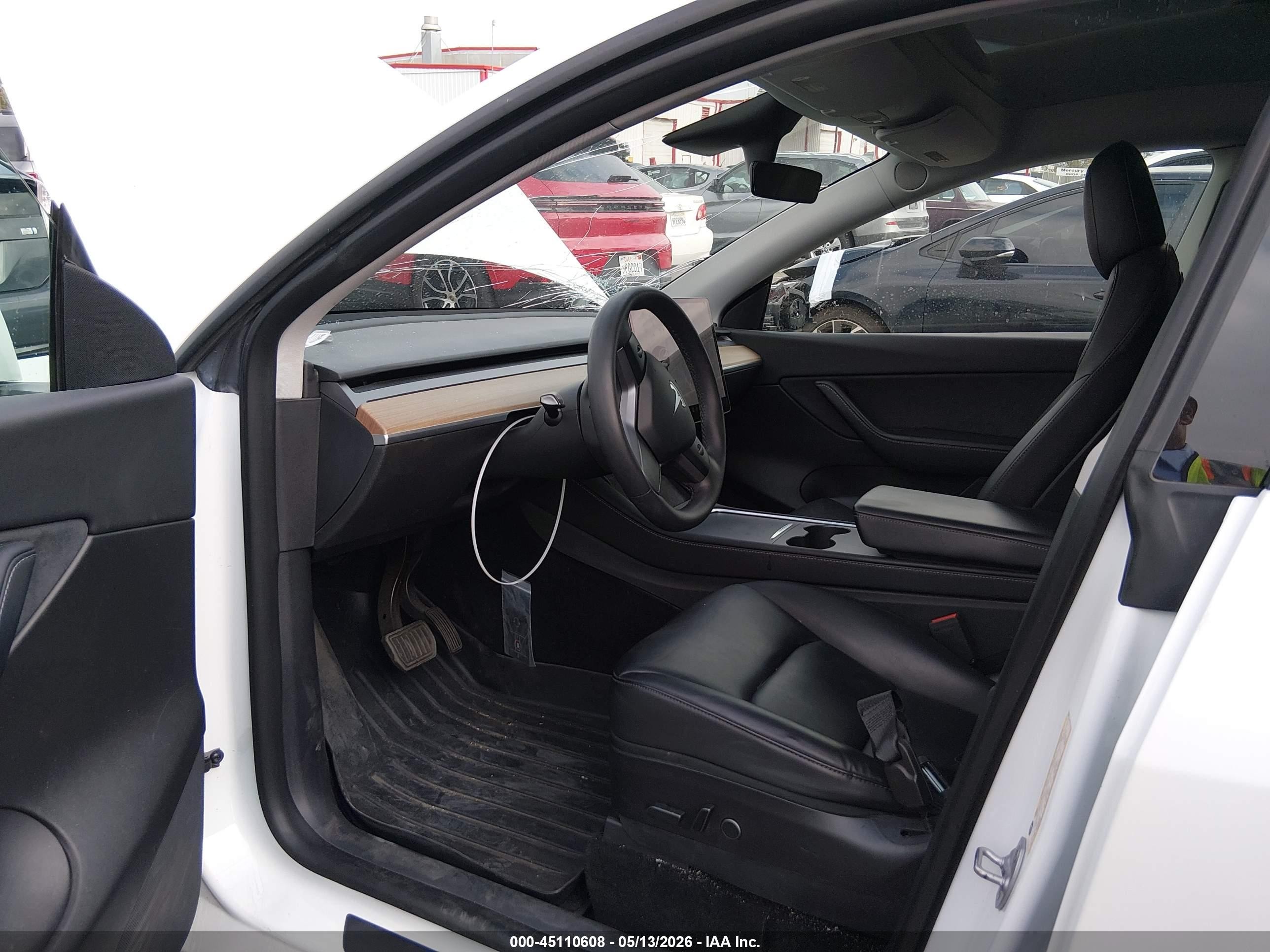 2022 Tesla Model Y Long Range Dual Motor All-wheel Drive White vin: 7SAYGDEE9NF336655