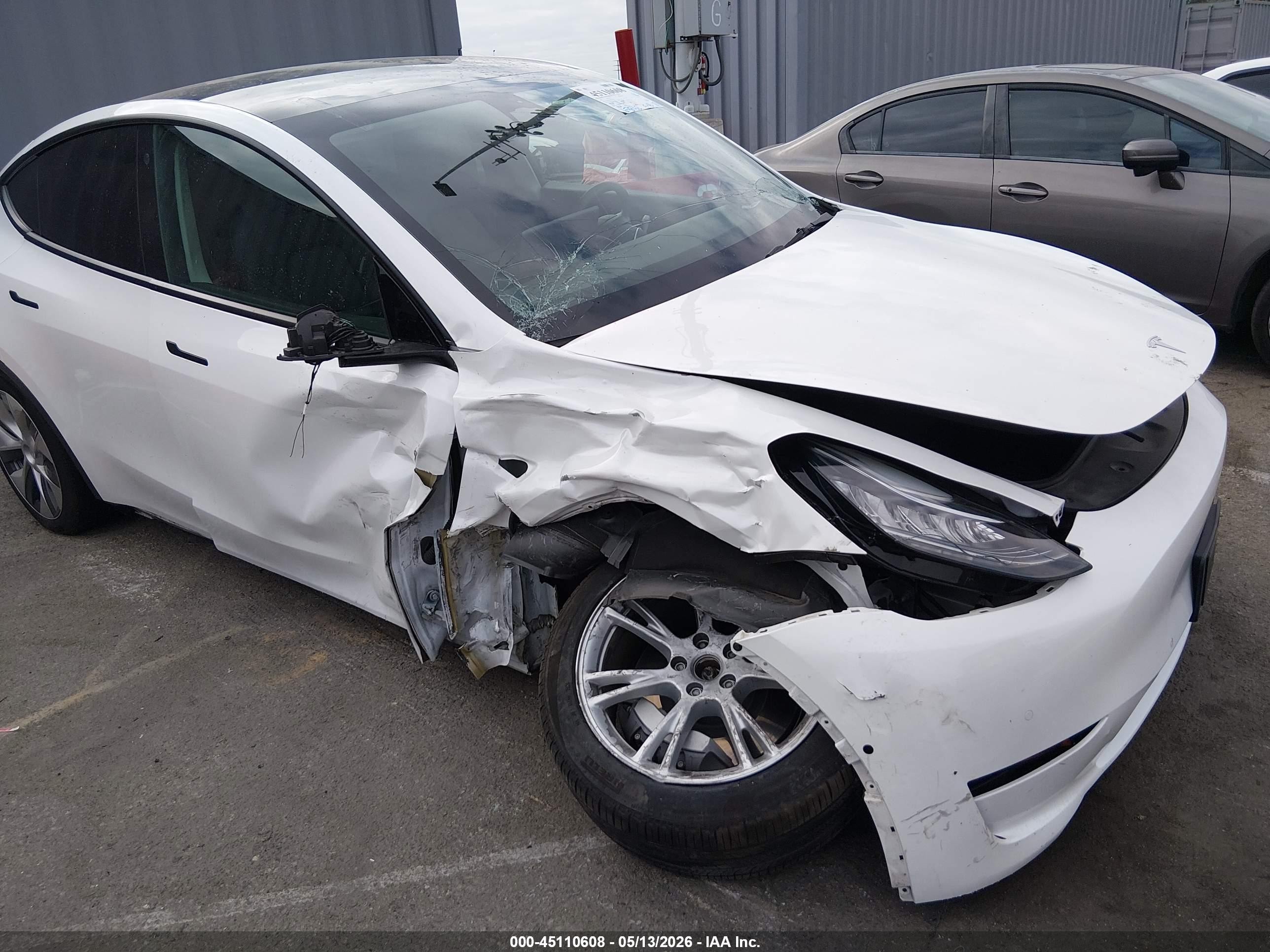 2022 Tesla Model Y Long Range Dual Motor All-wheel Drive White vin: 7SAYGDEE9NF336655