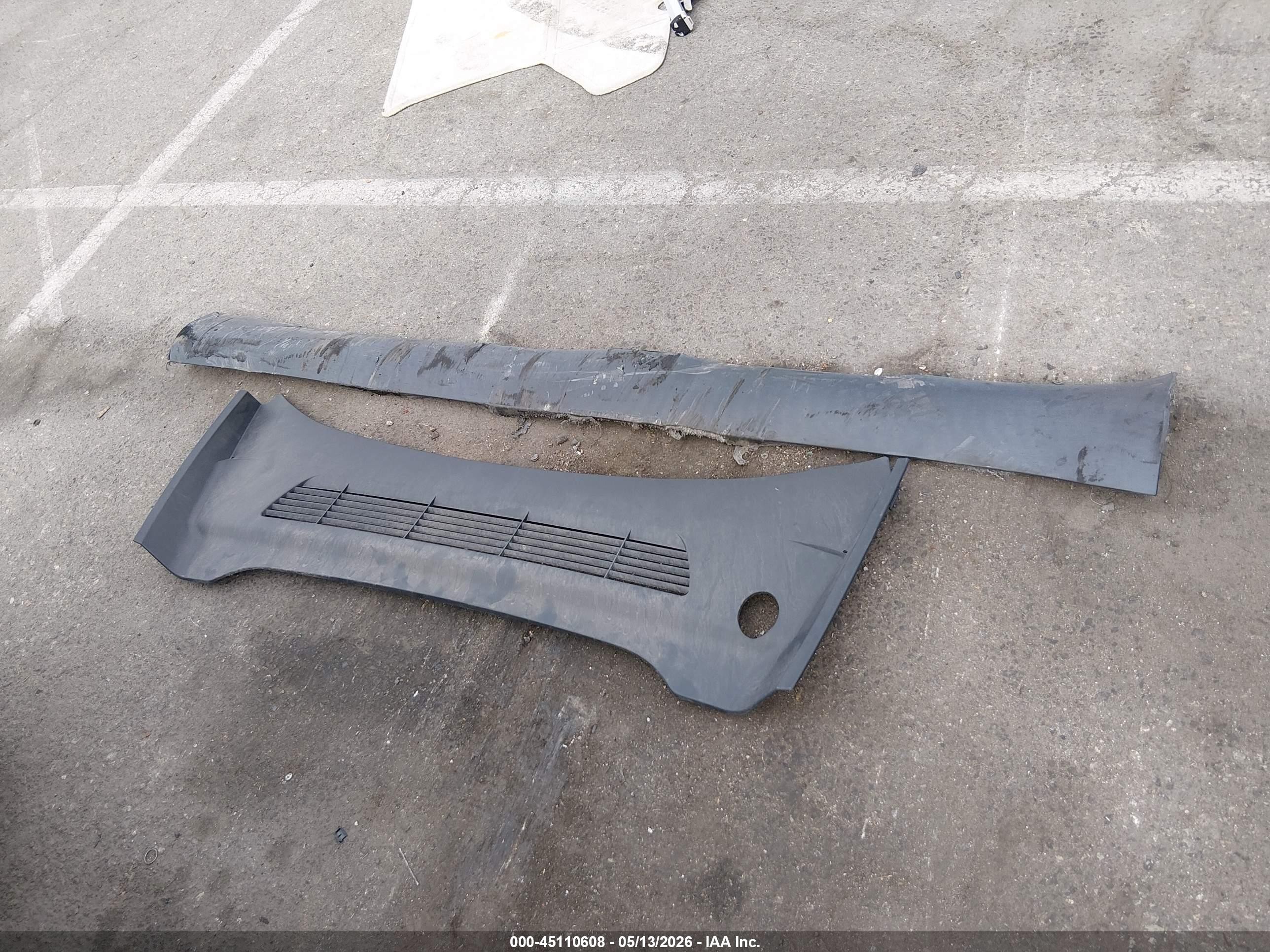 2022 Tesla Model Y Long Range Dual Motor All-wheel Drive White vin: 7SAYGDEE9NF336655