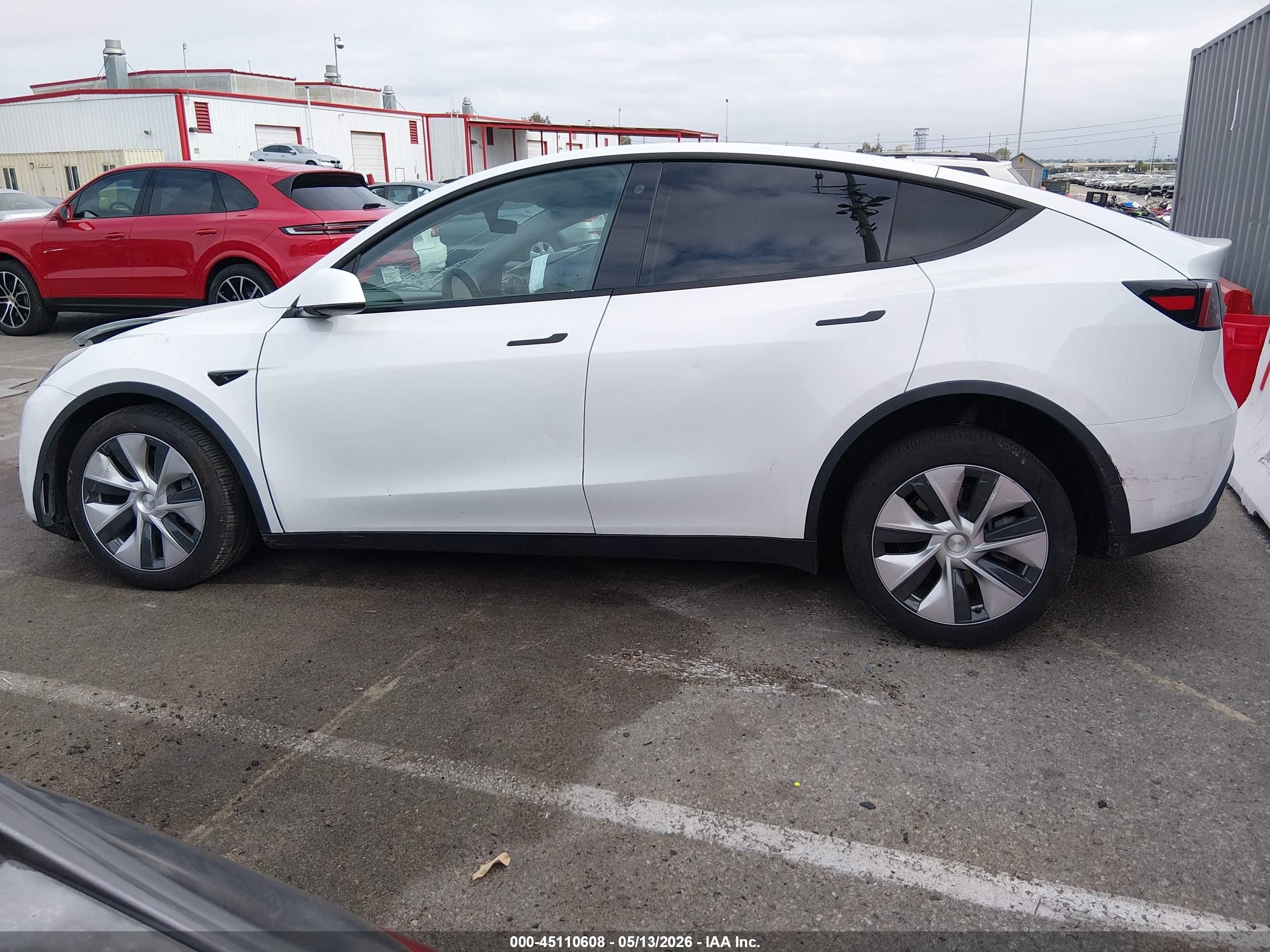 2022 Tesla Model Y Long Range Dual Motor All-wheel Drive White vin: 7SAYGDEE9NF336655