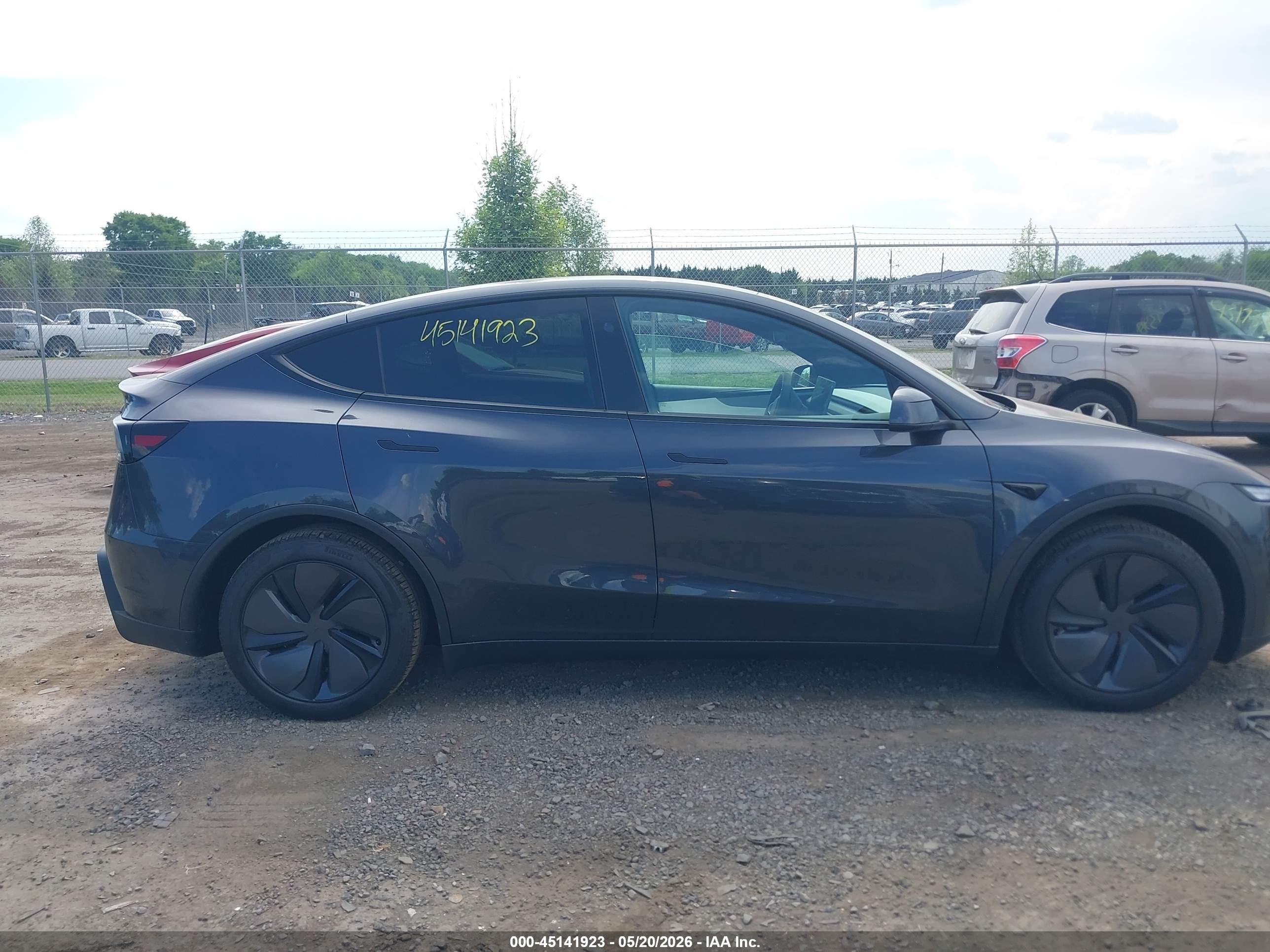 2026 Tesla Model Y All-wheel Drive/long Range Launch Series/premium All-wheel Drive Серый vin: 7SAYGDEE9TA667147