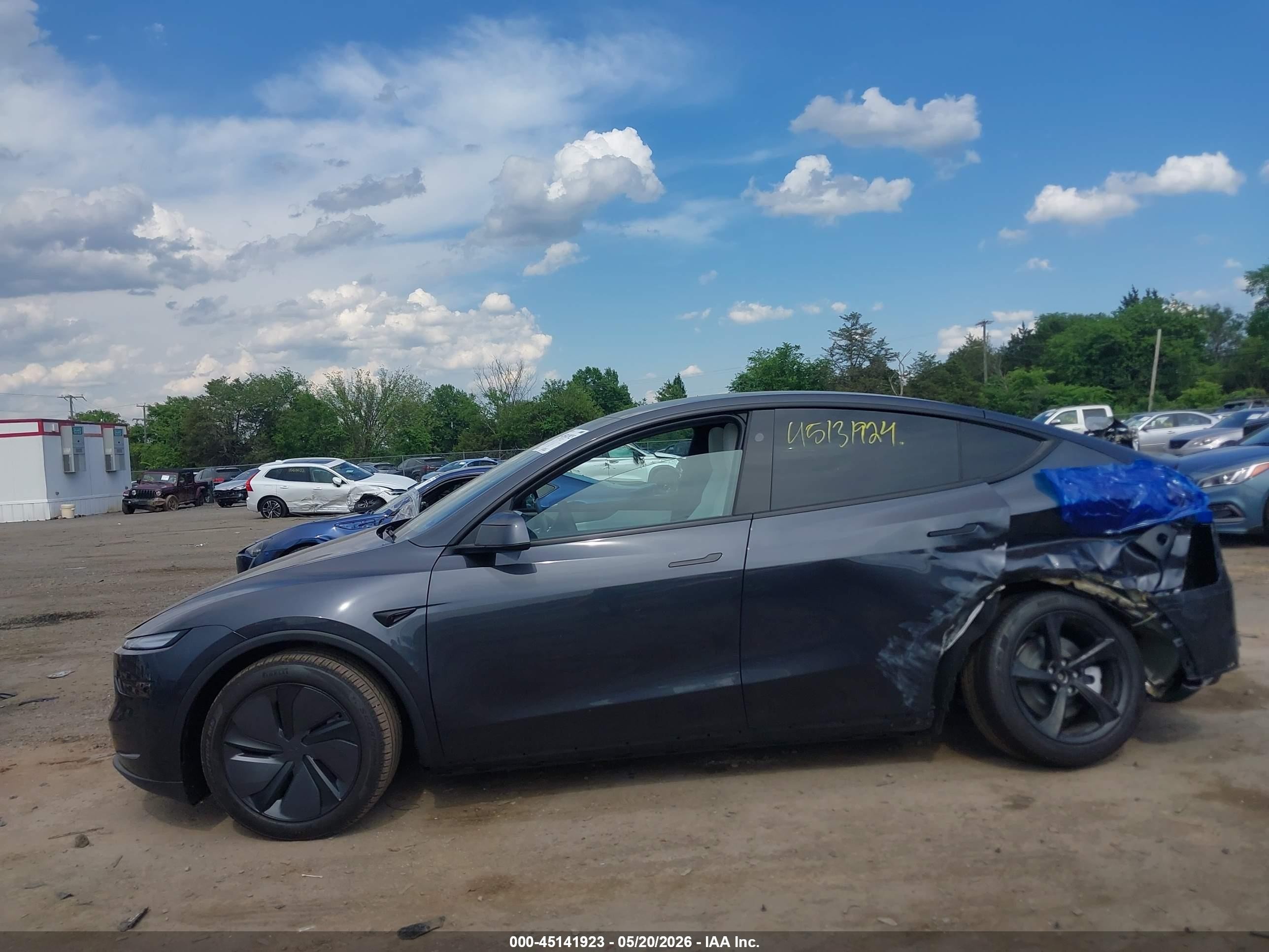 2026 Tesla Model Y All-wheel Drive/long Range Launch Series/premium All-wheel Drive Серый vin: 7SAYGDEE9TA667147