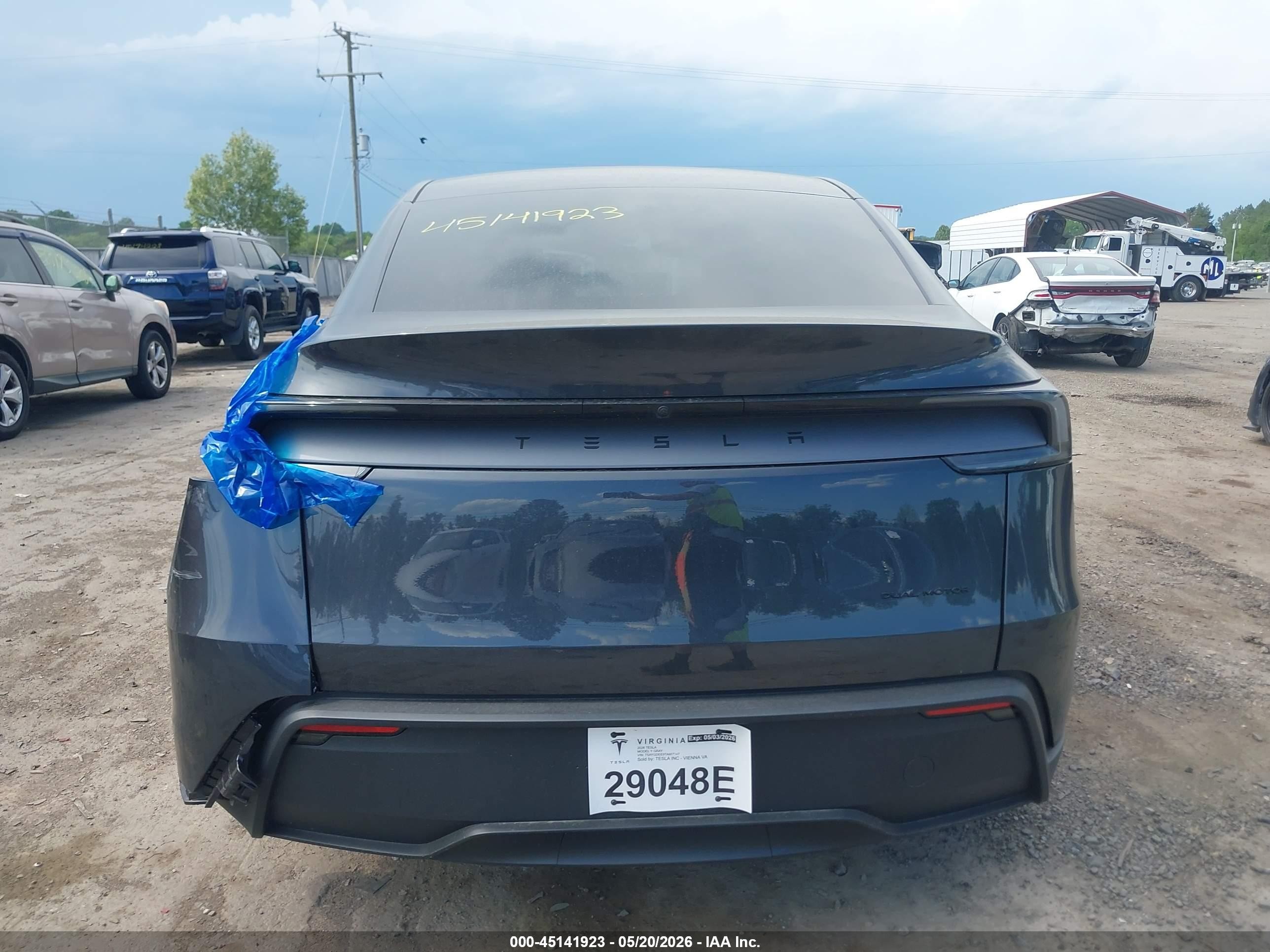 2026 Tesla Model Y All-wheel Drive/long Range Launch Series/premium All-wheel Drive Серый vin: 7SAYGDEE9TA667147