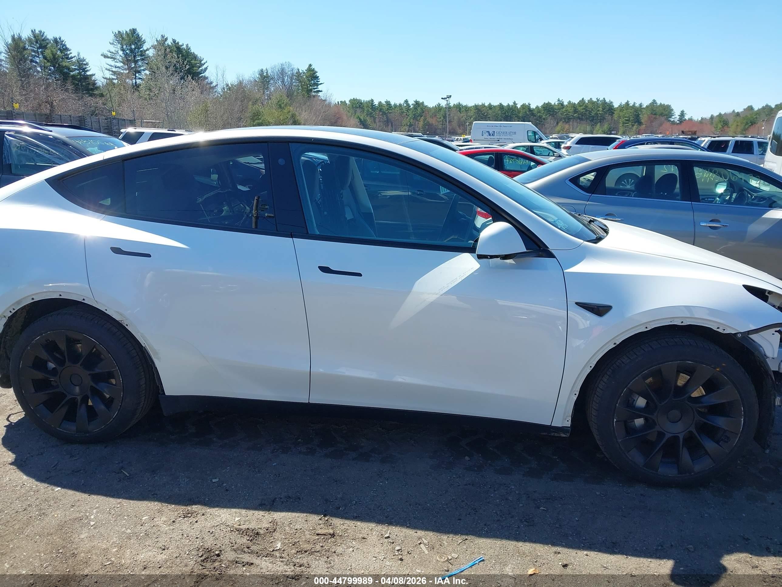 2022 Tesla Model Y Long Range Dual Motor All-wheel Drive White vin: 7SAYGDEEXNF309285