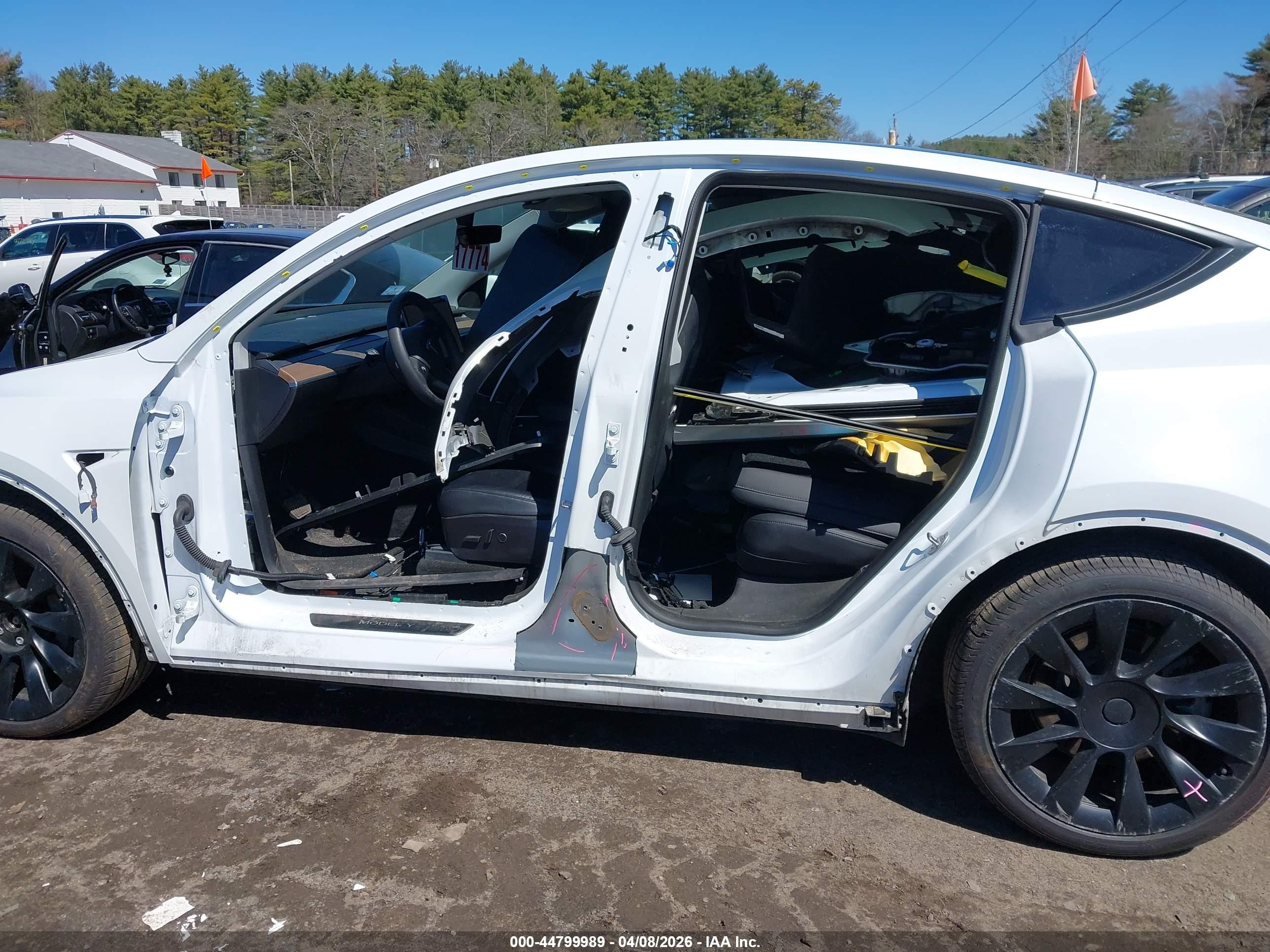 2022 Tesla Model Y Long Range Dual Motor All-wheel Drive White vin: 7SAYGDEEXNF309285