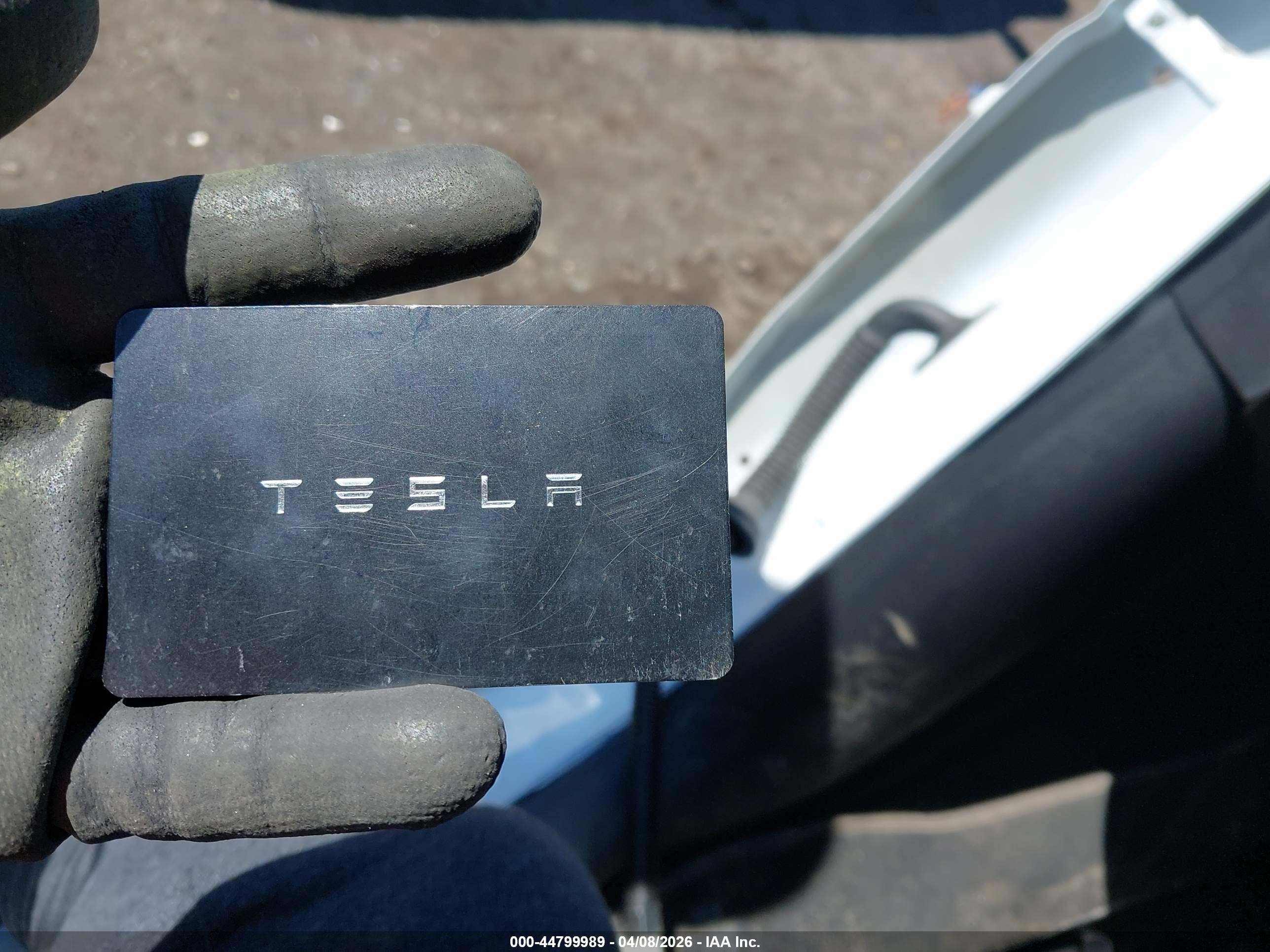 2022 Tesla Model Y Long Range Dual Motor All-wheel Drive White vin: 7SAYGDEEXNF309285