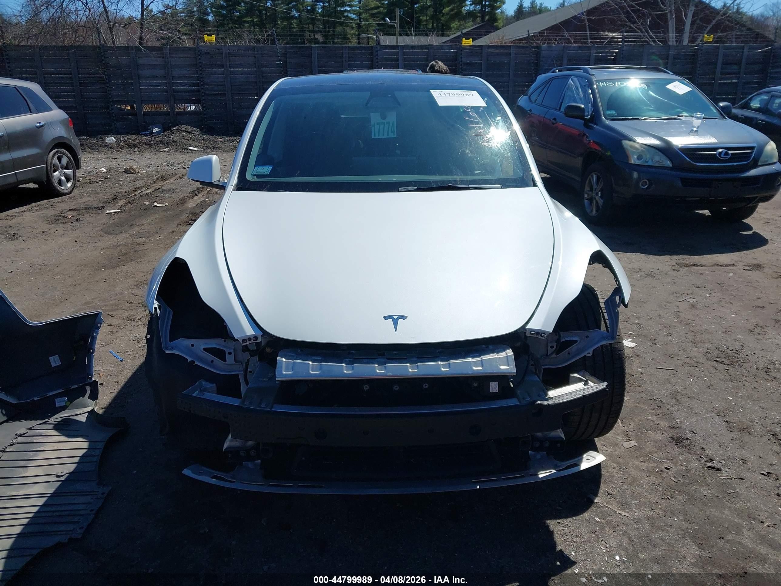 2022 Tesla Model Y Long Range Dual Motor All-wheel Drive White vin: 7SAYGDEEXNF309285