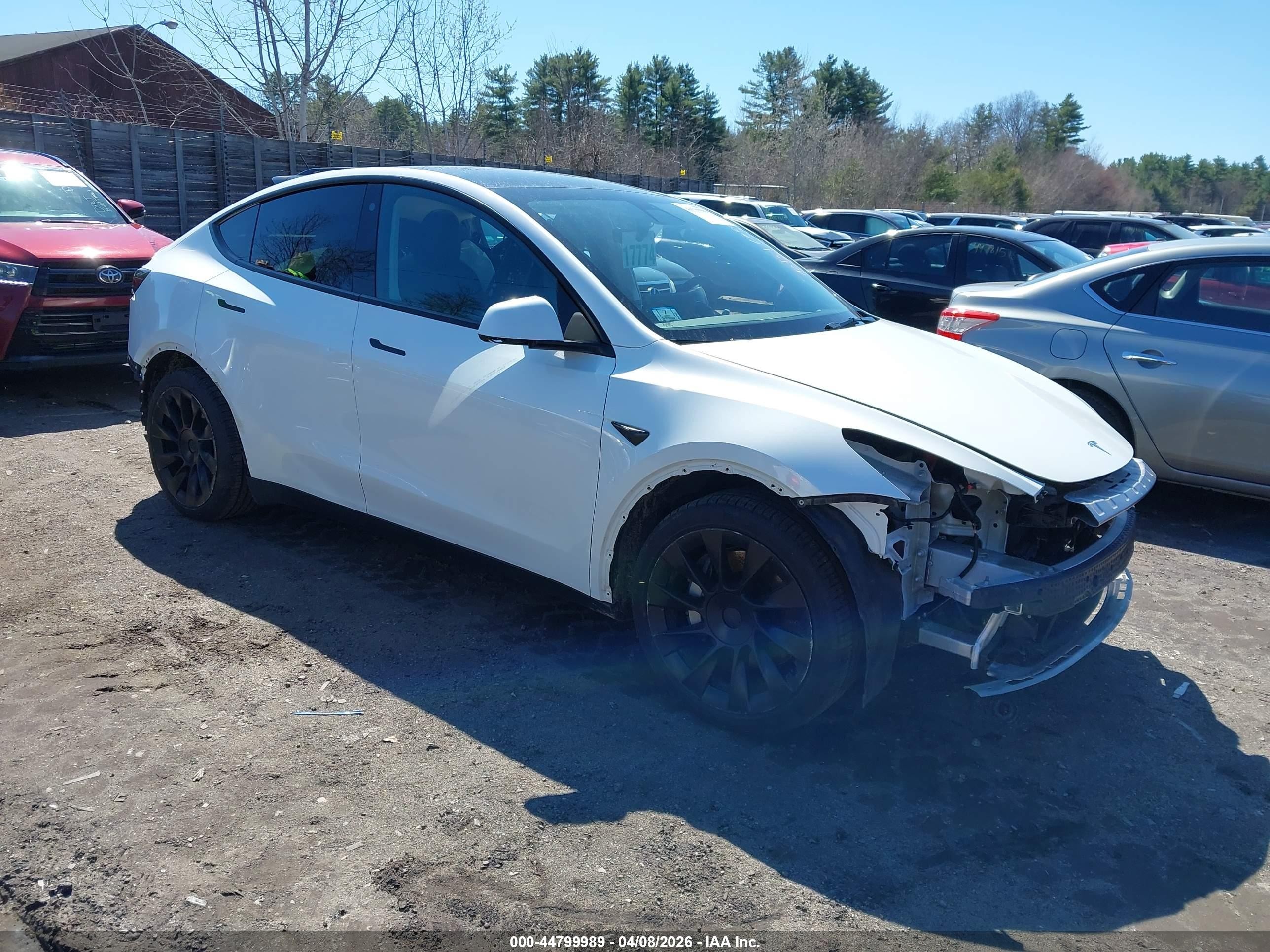 2022 Tesla Model Y Long Range Dual Motor All-wheel Drive White vin: 7SAYGDEEXNF309285