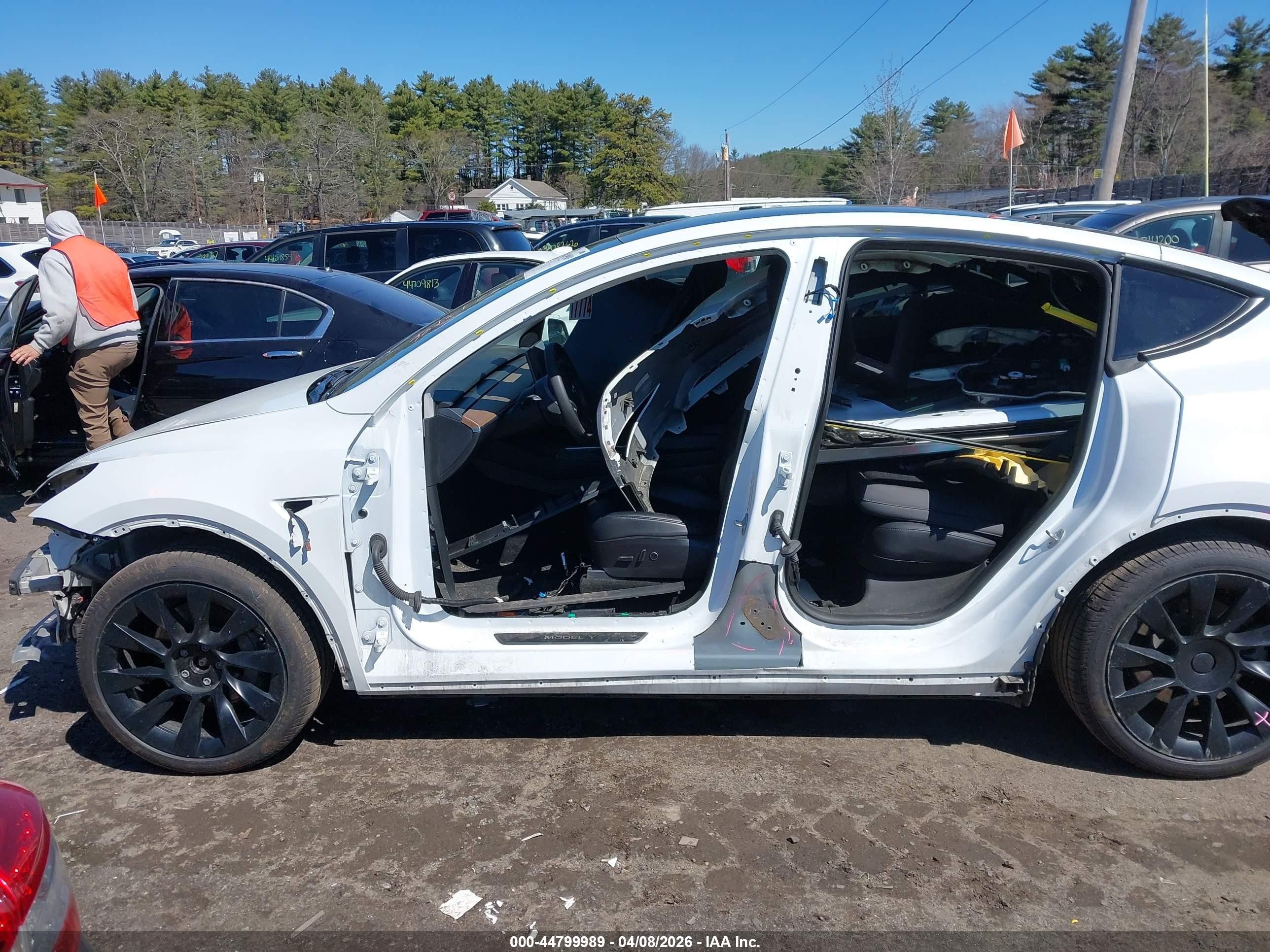 2022 Tesla Model Y Long Range Dual Motor All-wheel Drive White vin: 7SAYGDEEXNF309285