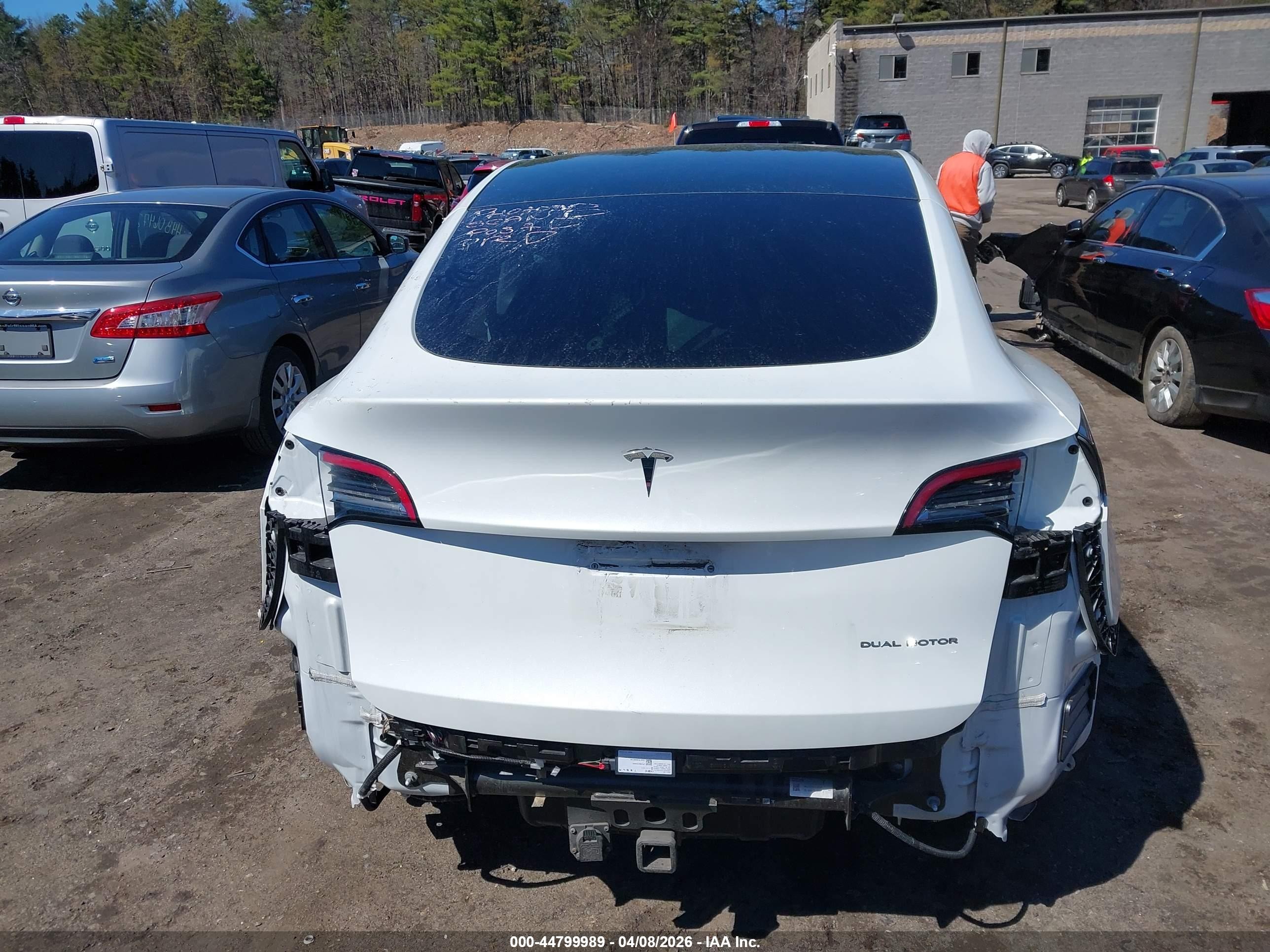2022 Tesla Model Y Long Range Dual Motor All-wheel Drive White vin: 7SAYGDEEXNF309285