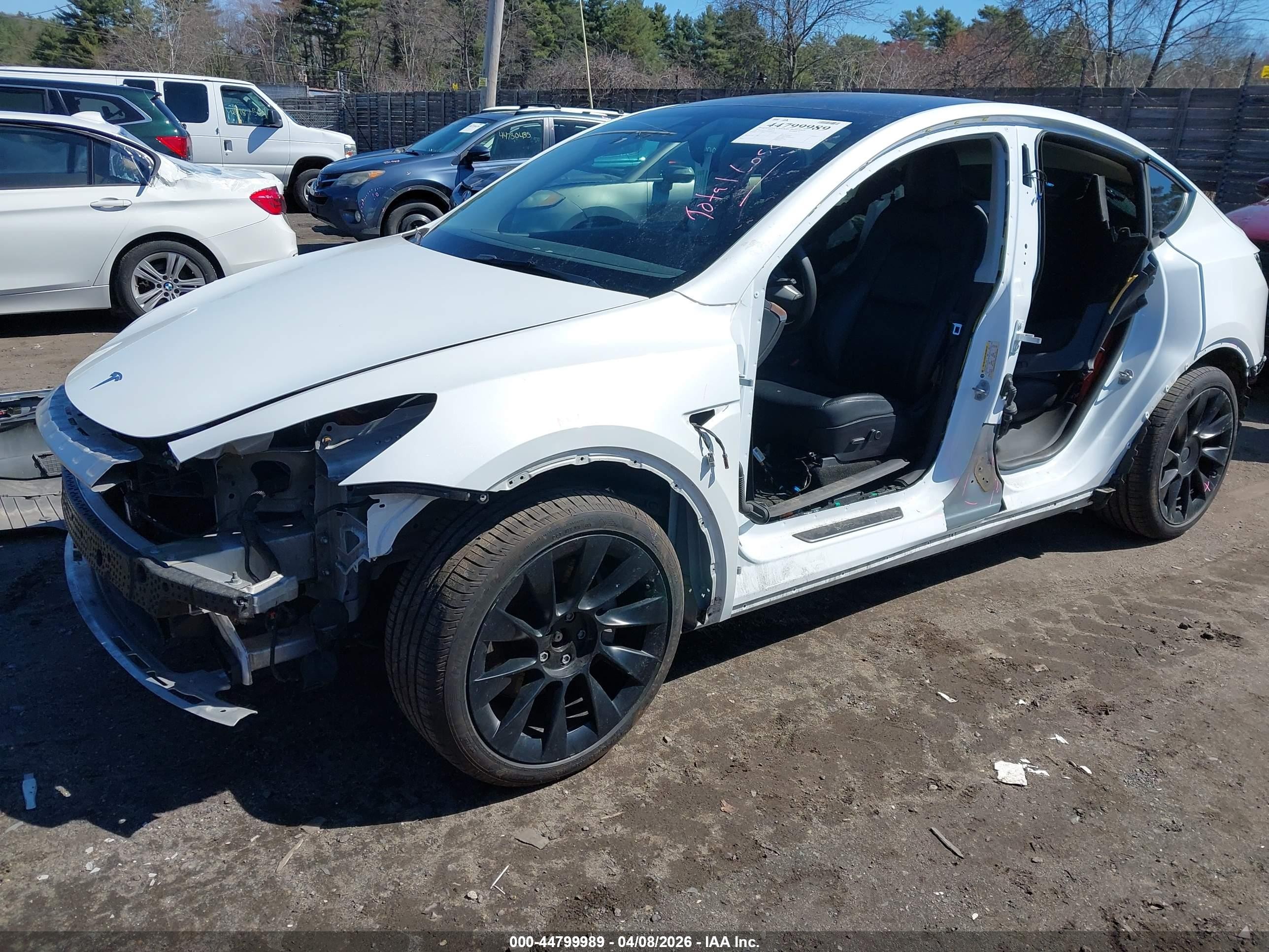 2022 Tesla Model Y Long Range Dual Motor All-wheel Drive White vin: 7SAYGDEEXNF309285