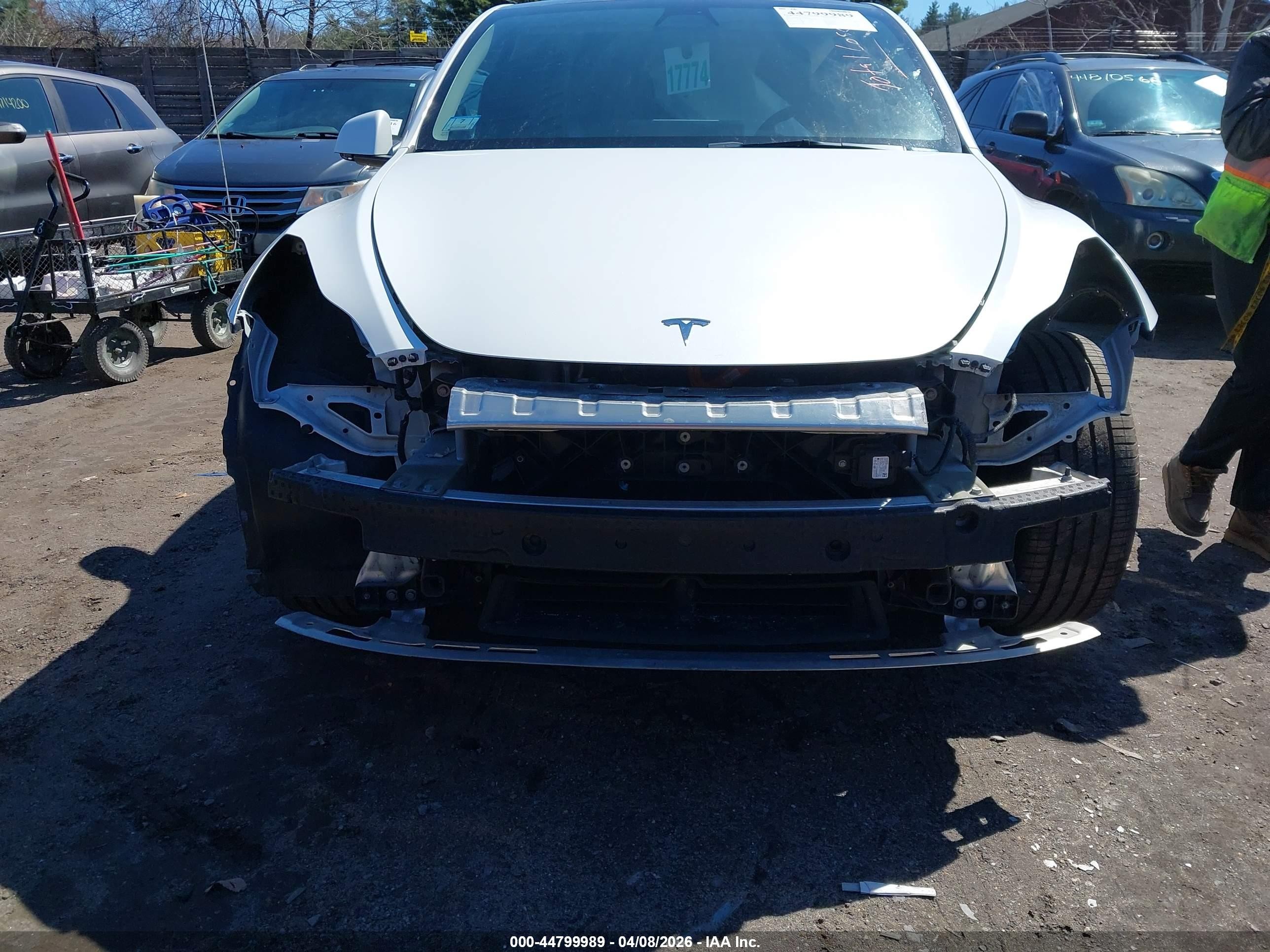 2022 Tesla Model Y Long Range Dual Motor All-wheel Drive White vin: 7SAYGDEEXNF309285