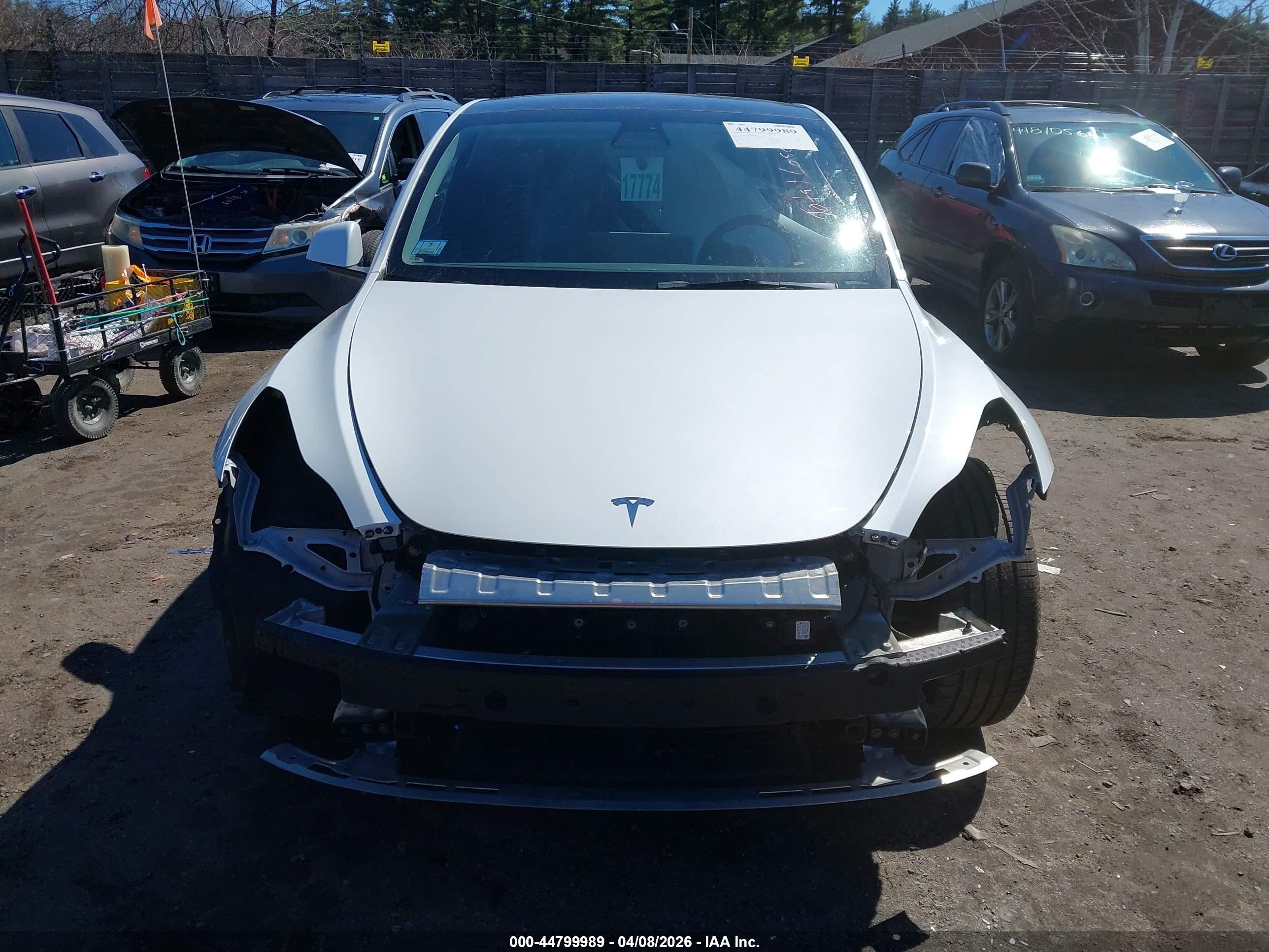 2022 Tesla Model Y Long Range Dual Motor All-wheel Drive White vin: 7SAYGDEEXNF309285