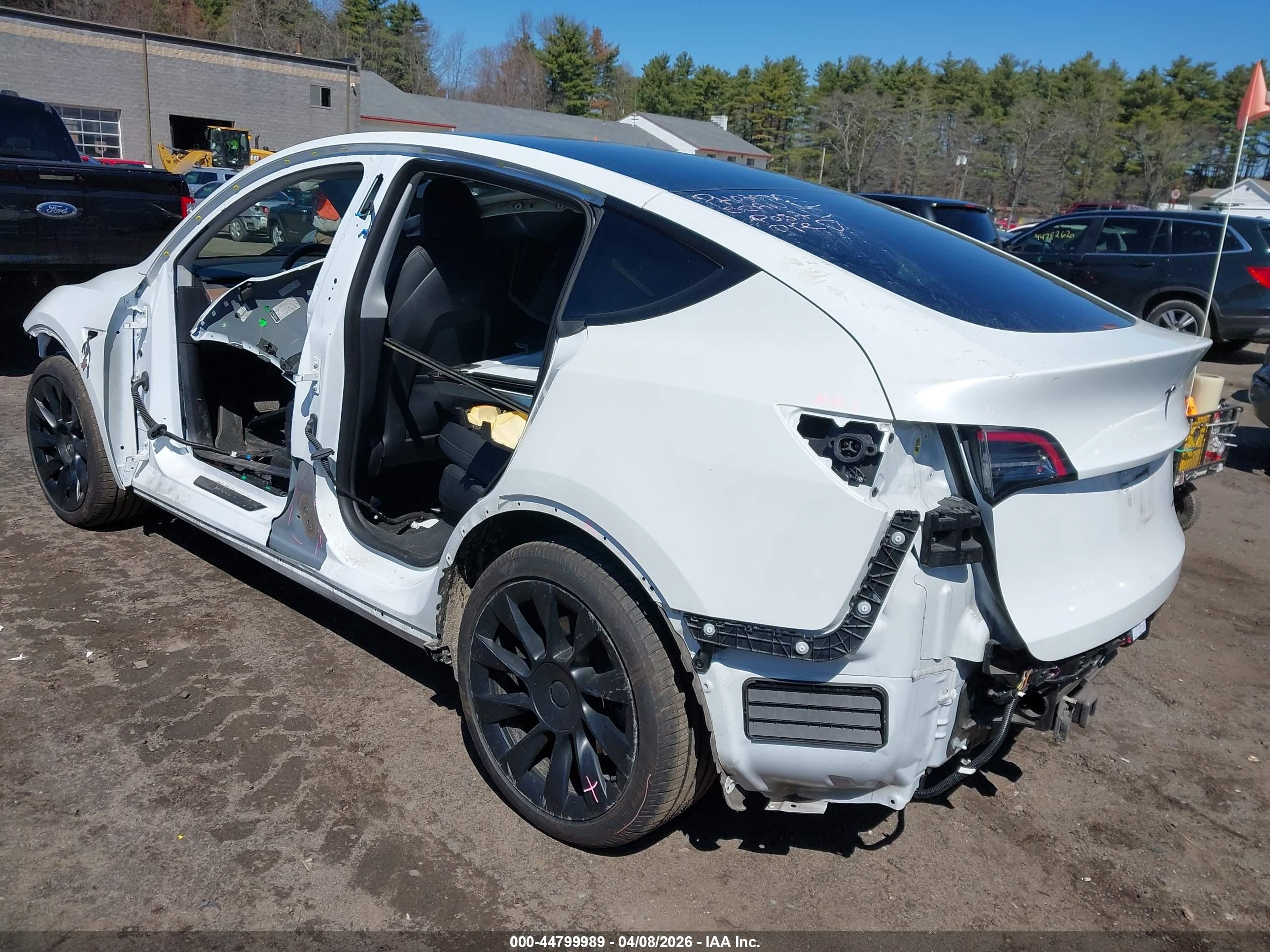 2022 Tesla Model Y Long Range Dual Motor All-wheel Drive White vin: 7SAYGDEEXNF309285