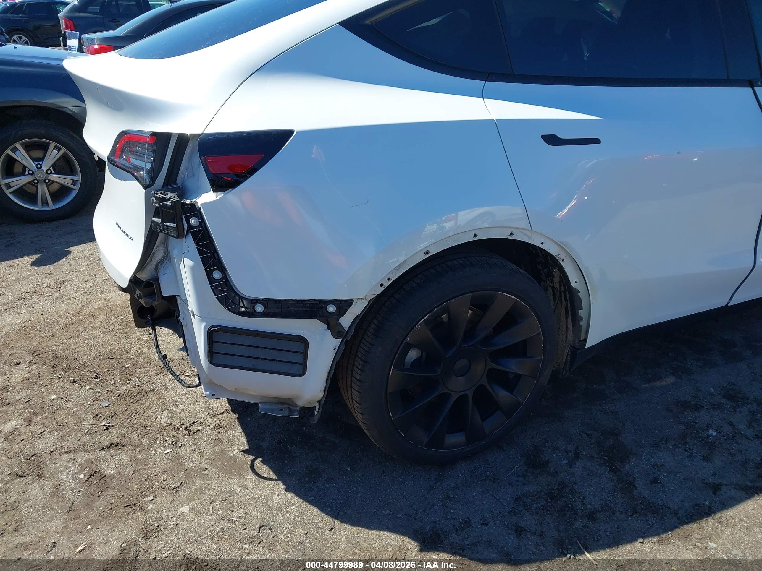 2022 Tesla Model Y Long Range Dual Motor All-wheel Drive White vin: 7SAYGDEEXNF309285