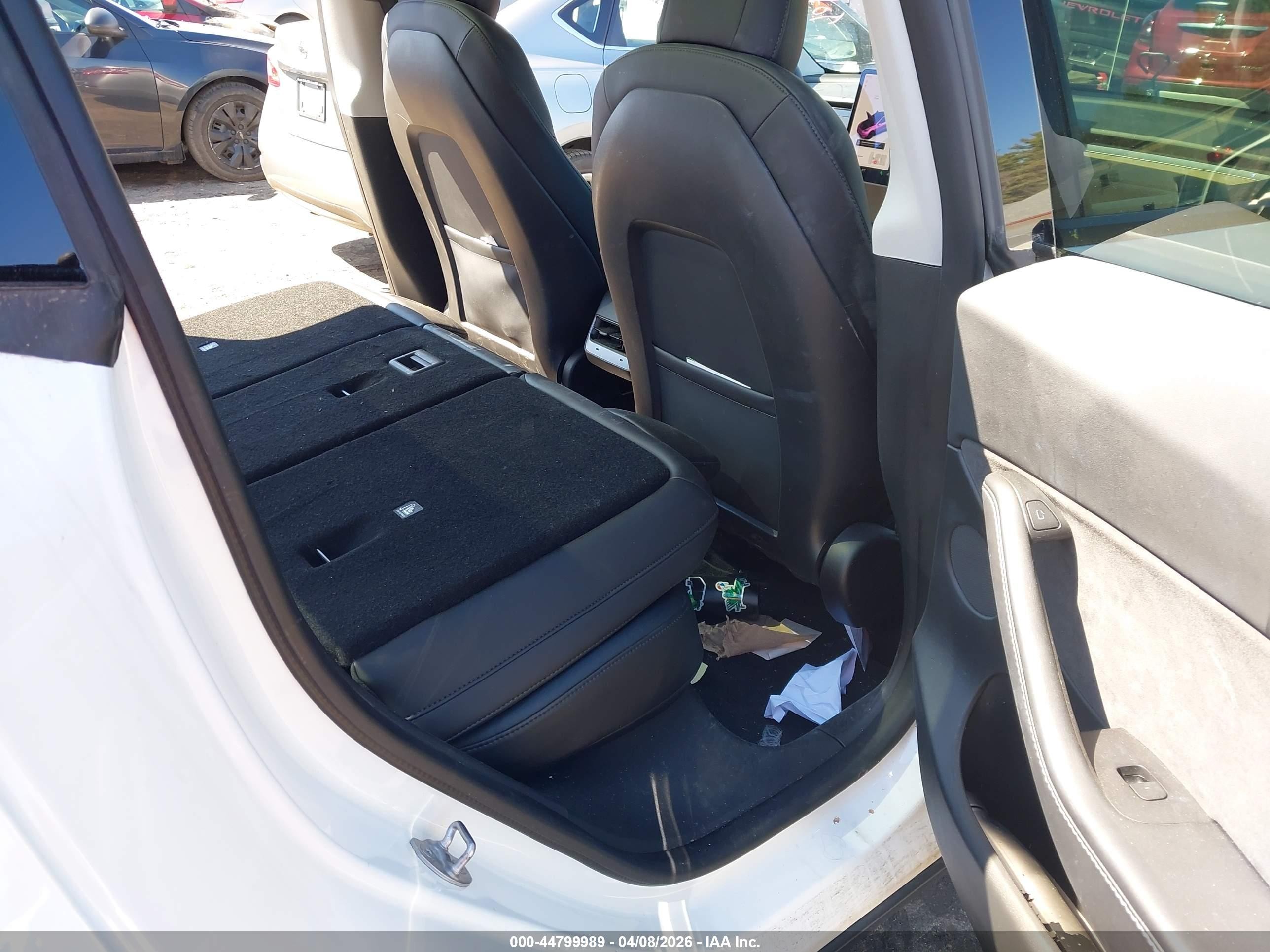 2022 Tesla Model Y Long Range Dual Motor All-wheel Drive White vin: 7SAYGDEEXNF309285