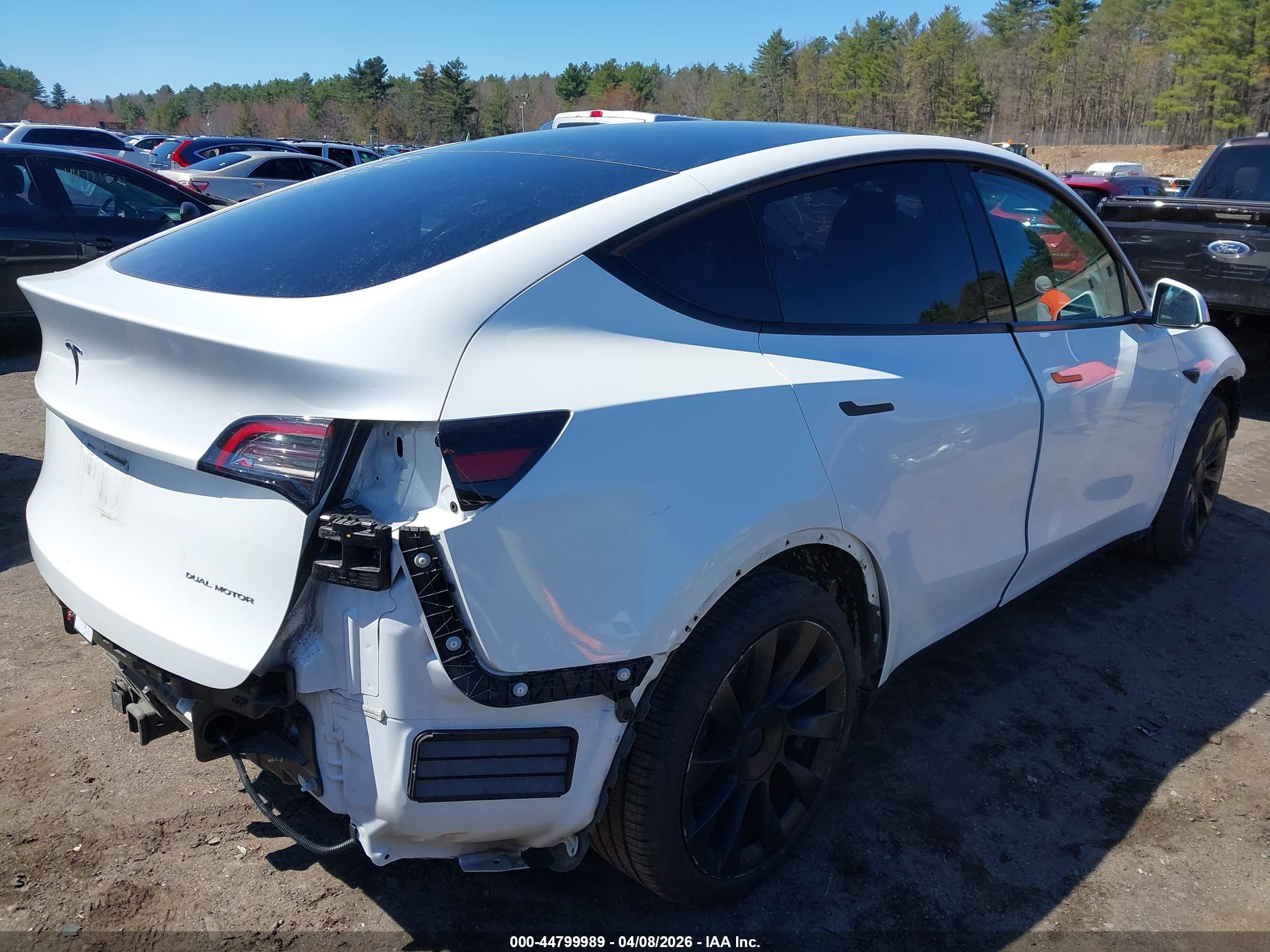 2022 Tesla Model Y Long Range Dual Motor All-wheel Drive White vin: 7SAYGDEEXNF309285