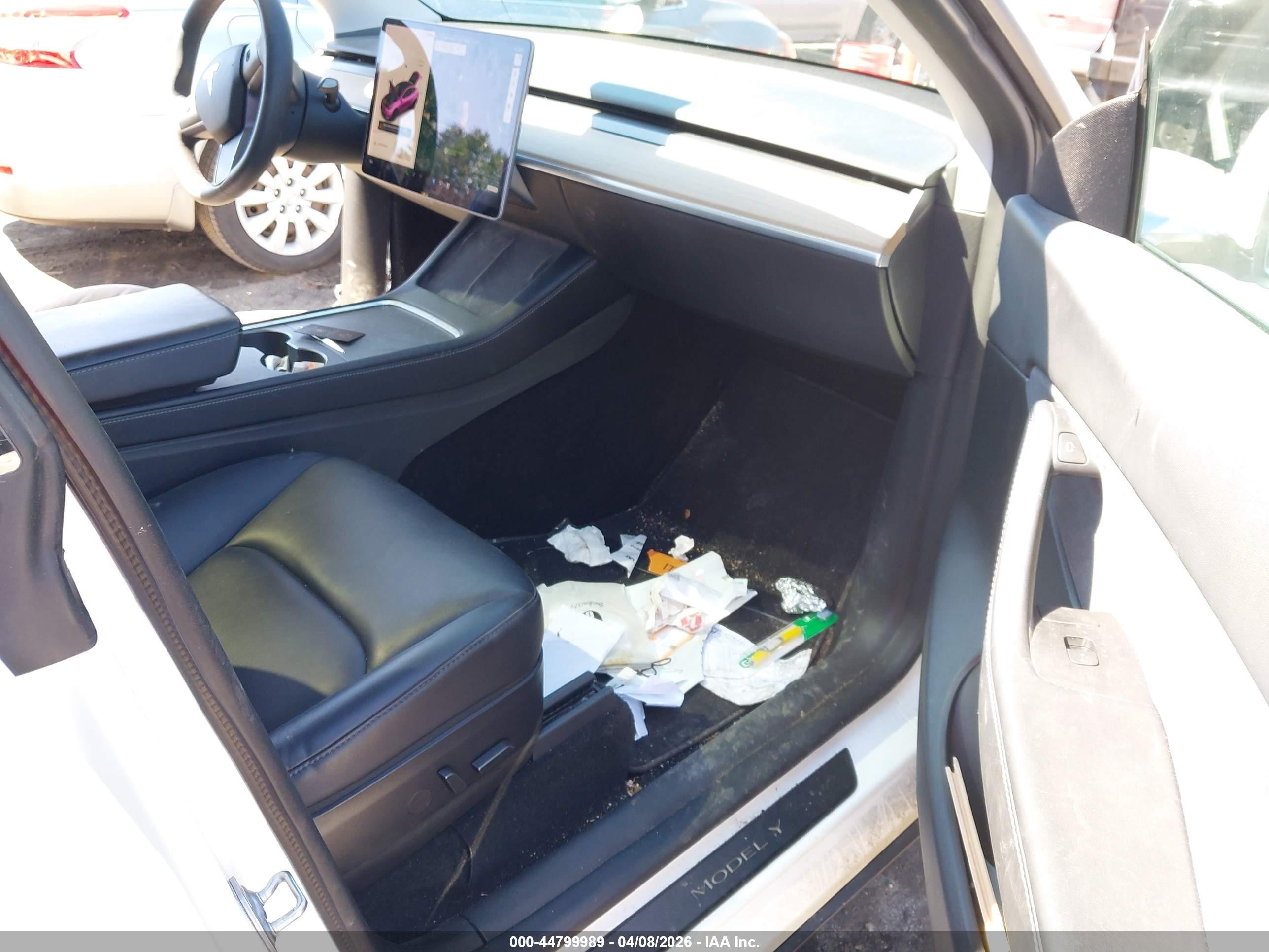 2022 Tesla Model Y Long Range Dual Motor All-wheel Drive White vin: 7SAYGDEEXNF309285
