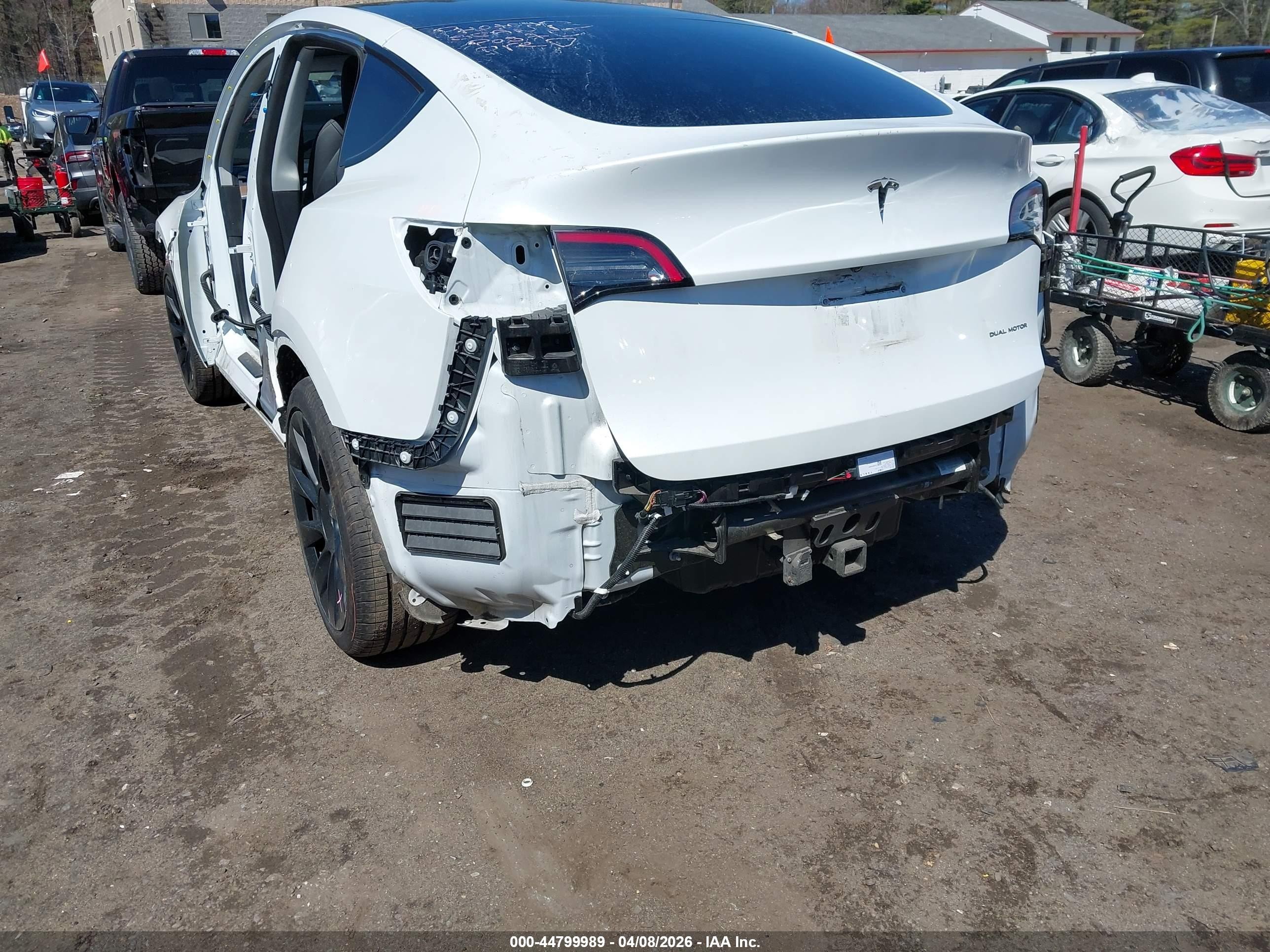 2022 Tesla Model Y Long Range Dual Motor All-wheel Drive White vin: 7SAYGDEEXNF309285