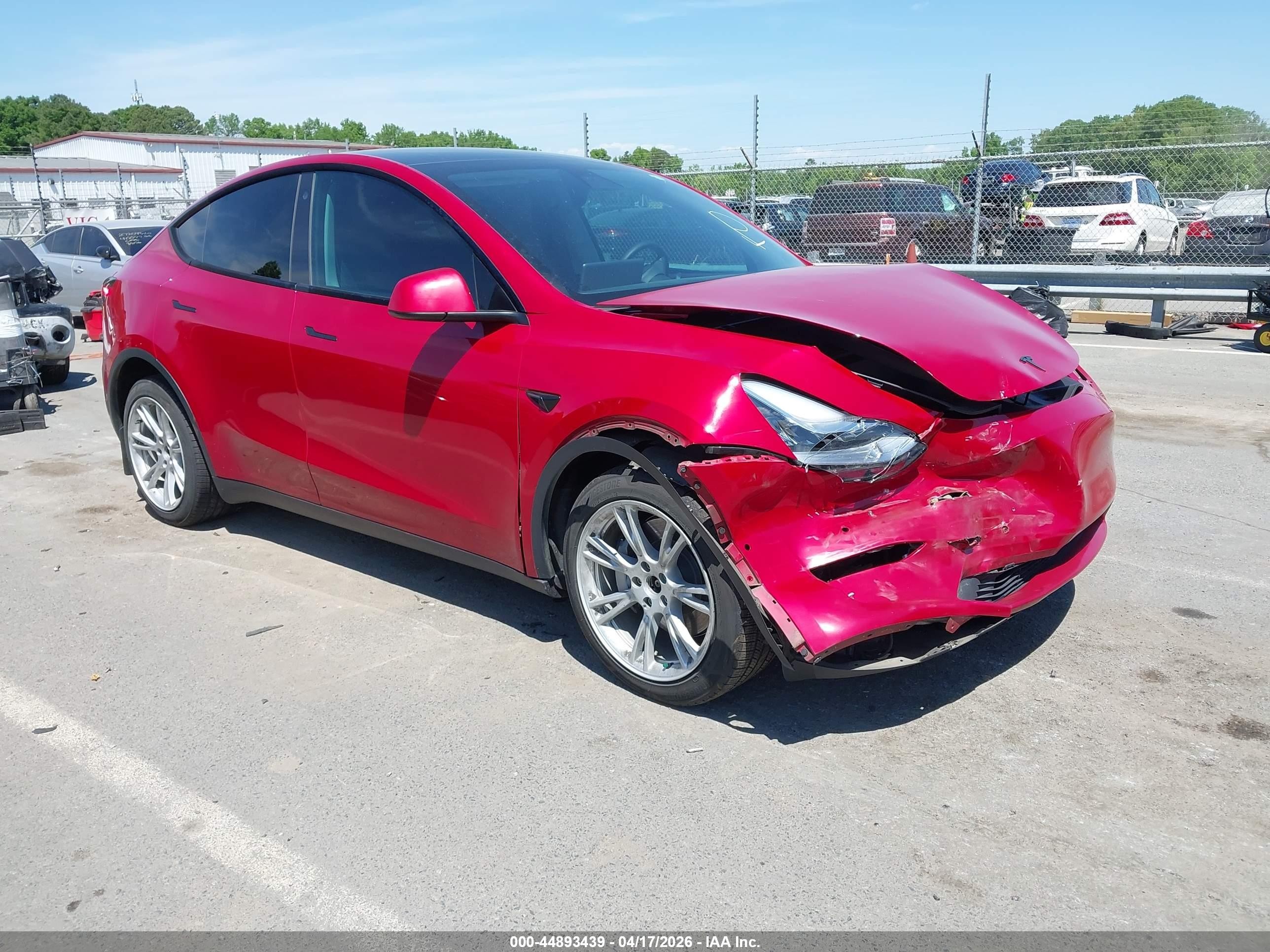 2022 Tesla Model Y Long Range Dual Motor All-wheel Drive Красный vin: 7SAYGDEEXNF460174